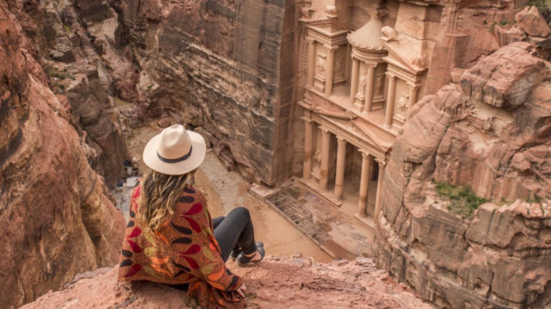 سائحة في مدينة البترا