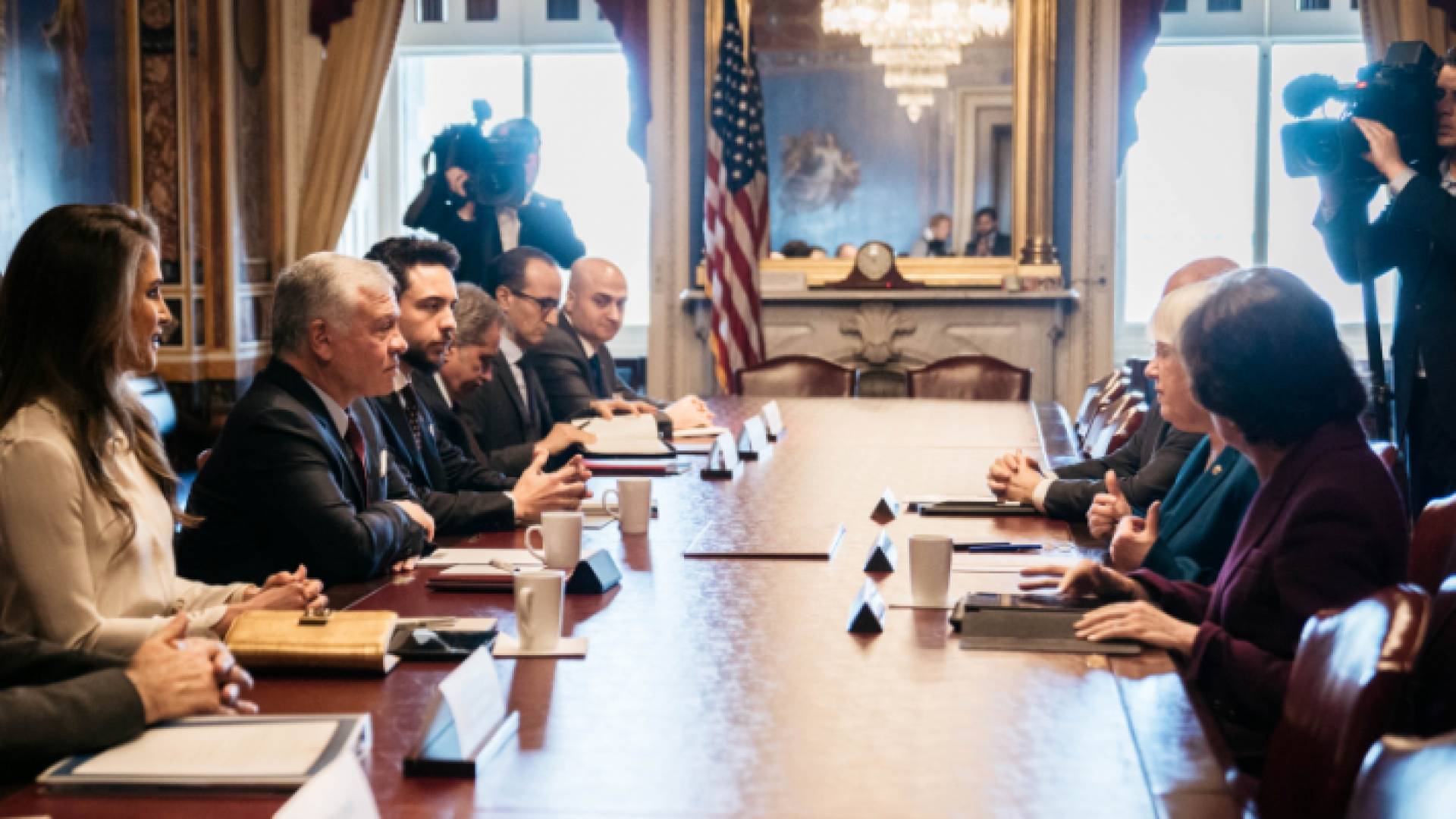 جانب من لقاء جلالة الملك عبدالله الثاني مع أعضاء في مجلس الشيوخ الأمريكي