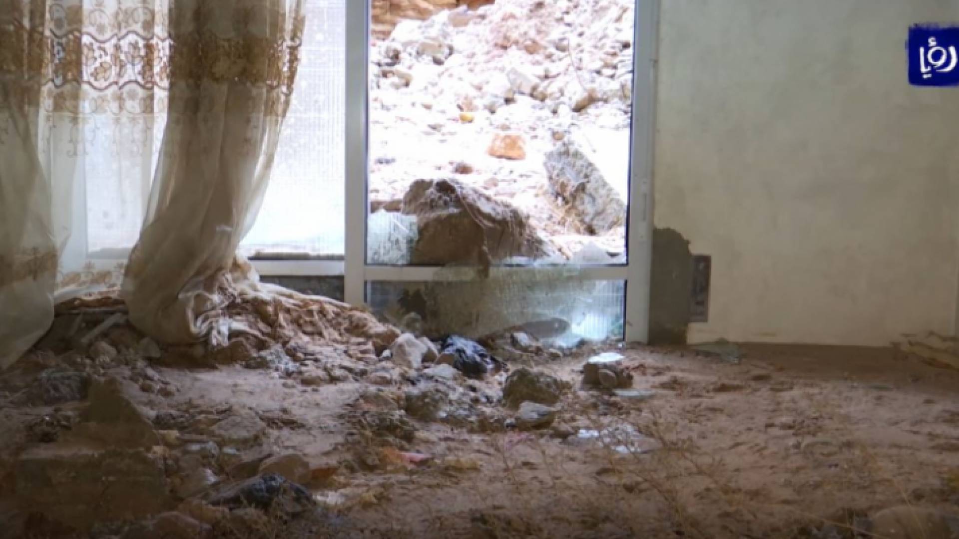 مياه الأمطار تداهم أحد المنازل