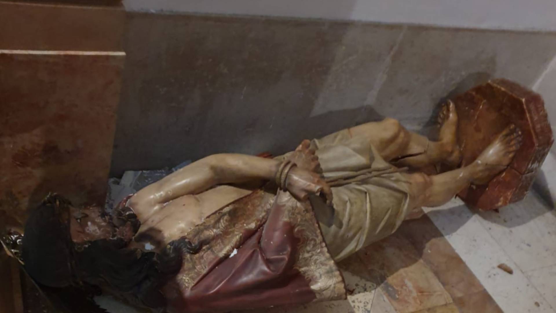 جانب من تحطيم محتويات الكنيسة