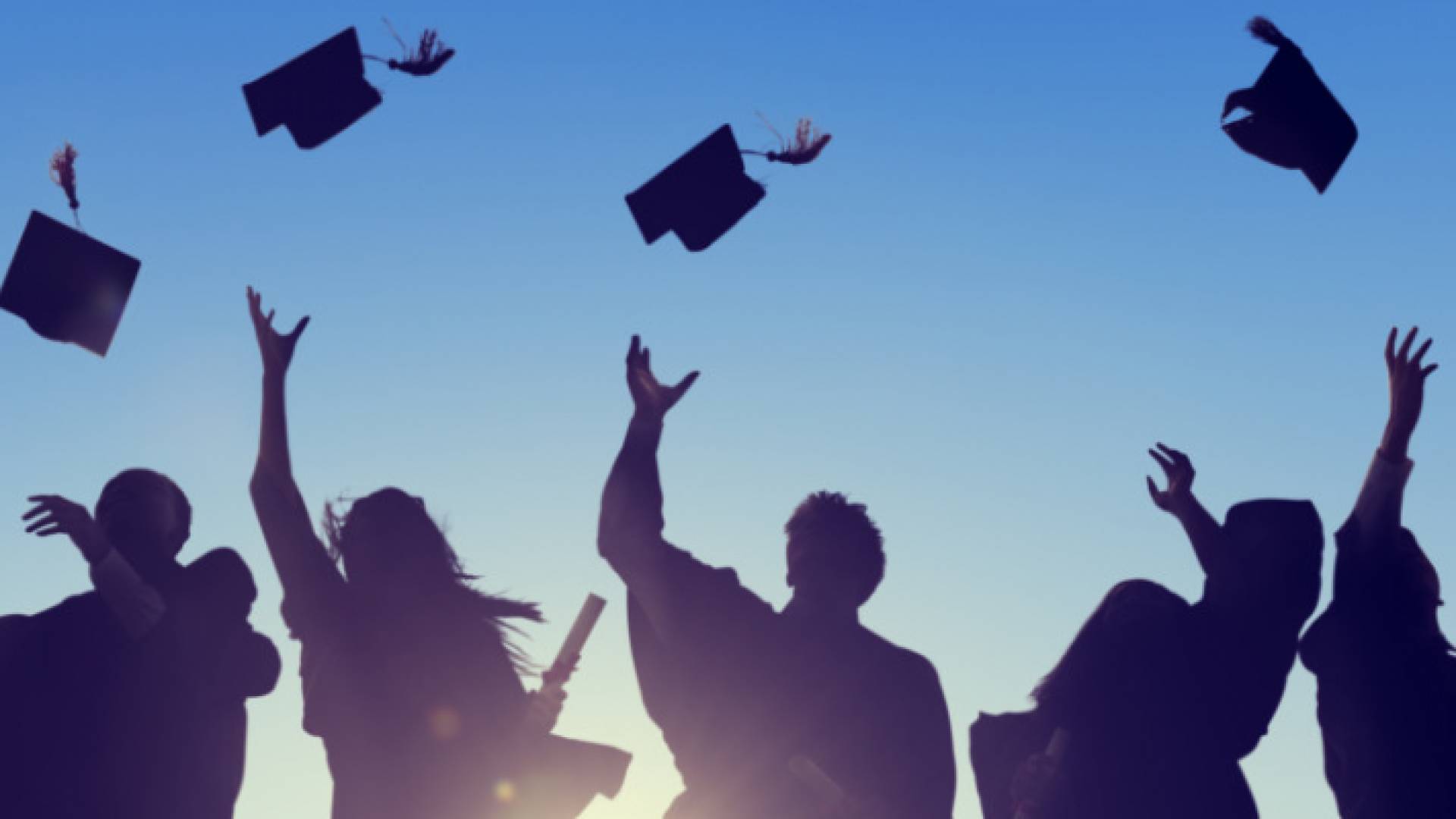 صورة تعبيرية لطلبة يحتفلون بالنجاح