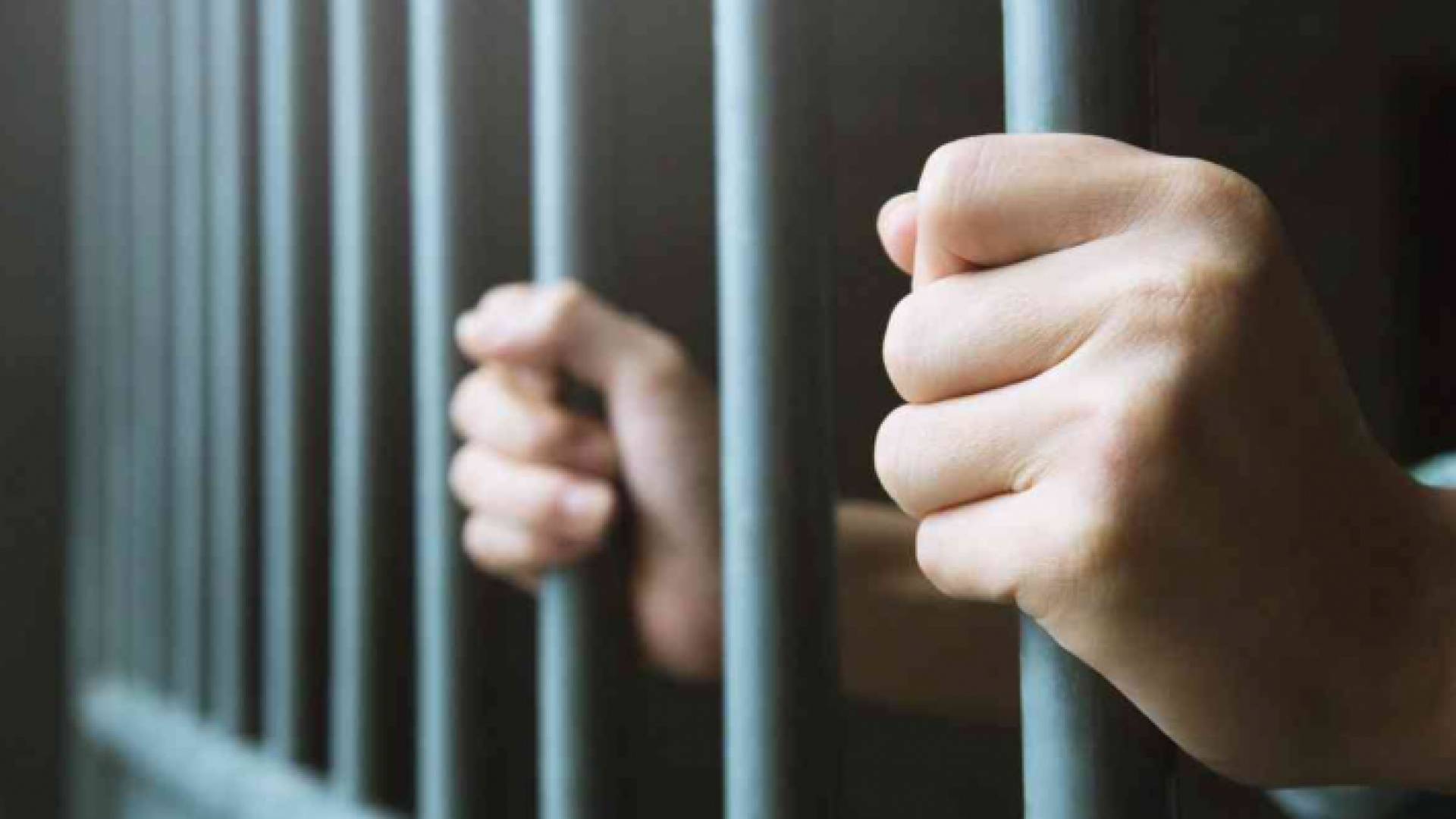 شخص في أحد السجون