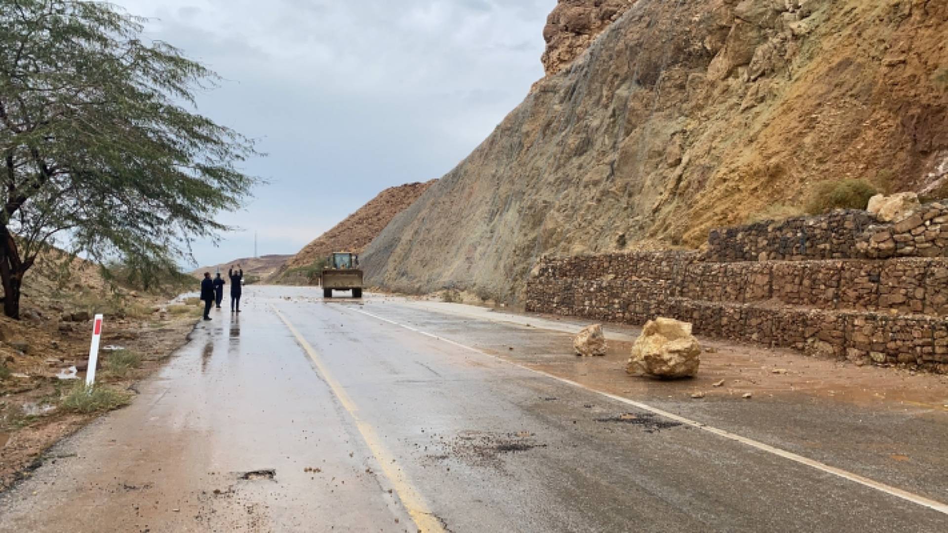 صورة أرشيفية لانهيار صخري في إحدى طرق الأردن