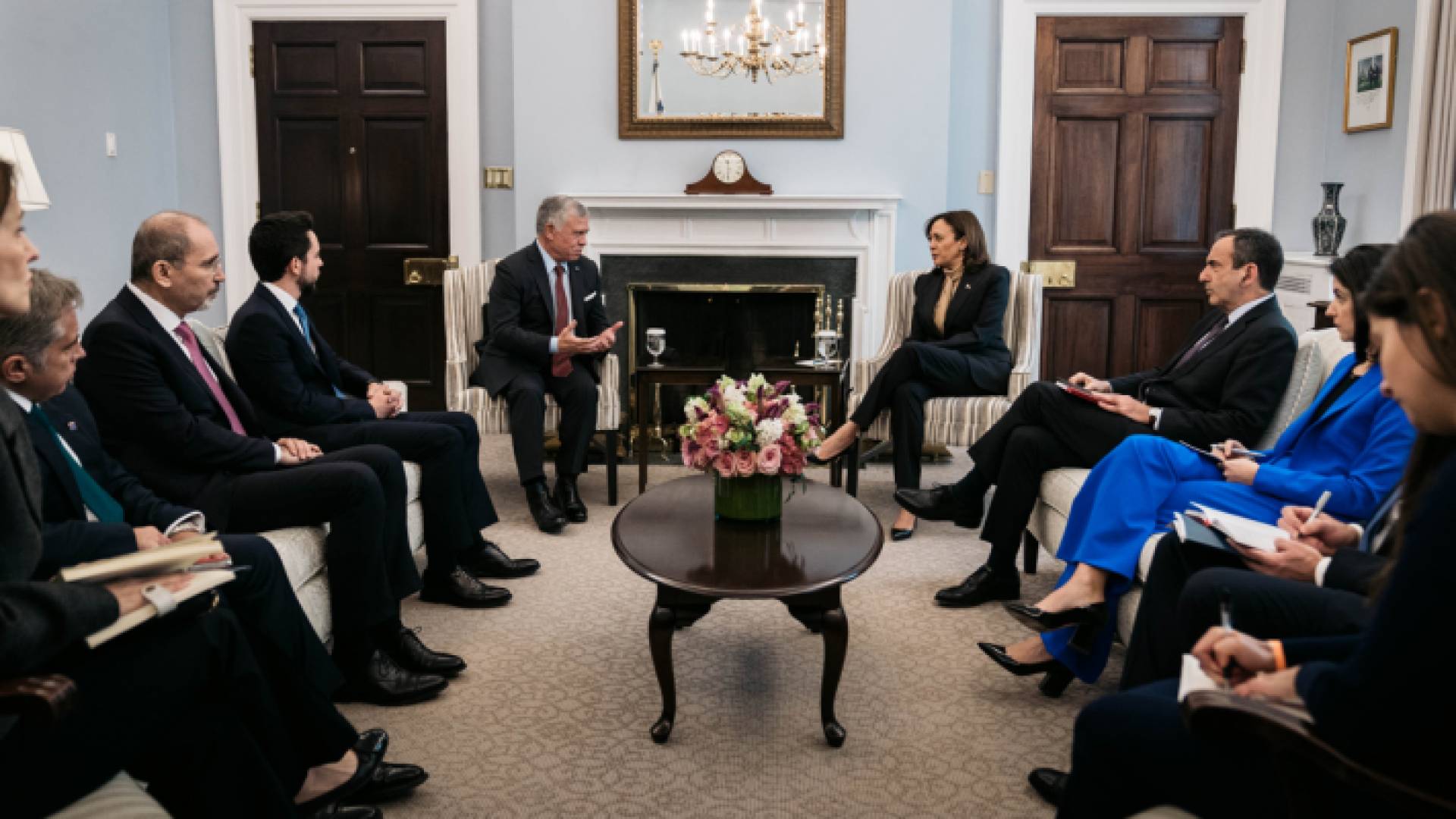 الصورة من لقاء الملك مع نائبة الرئيس الأمريكي