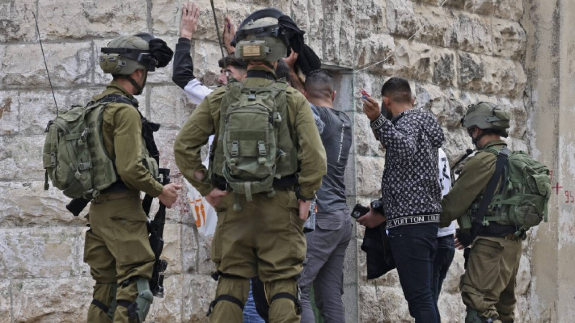 قوات الاحتلال تعتقل فلسطينيين