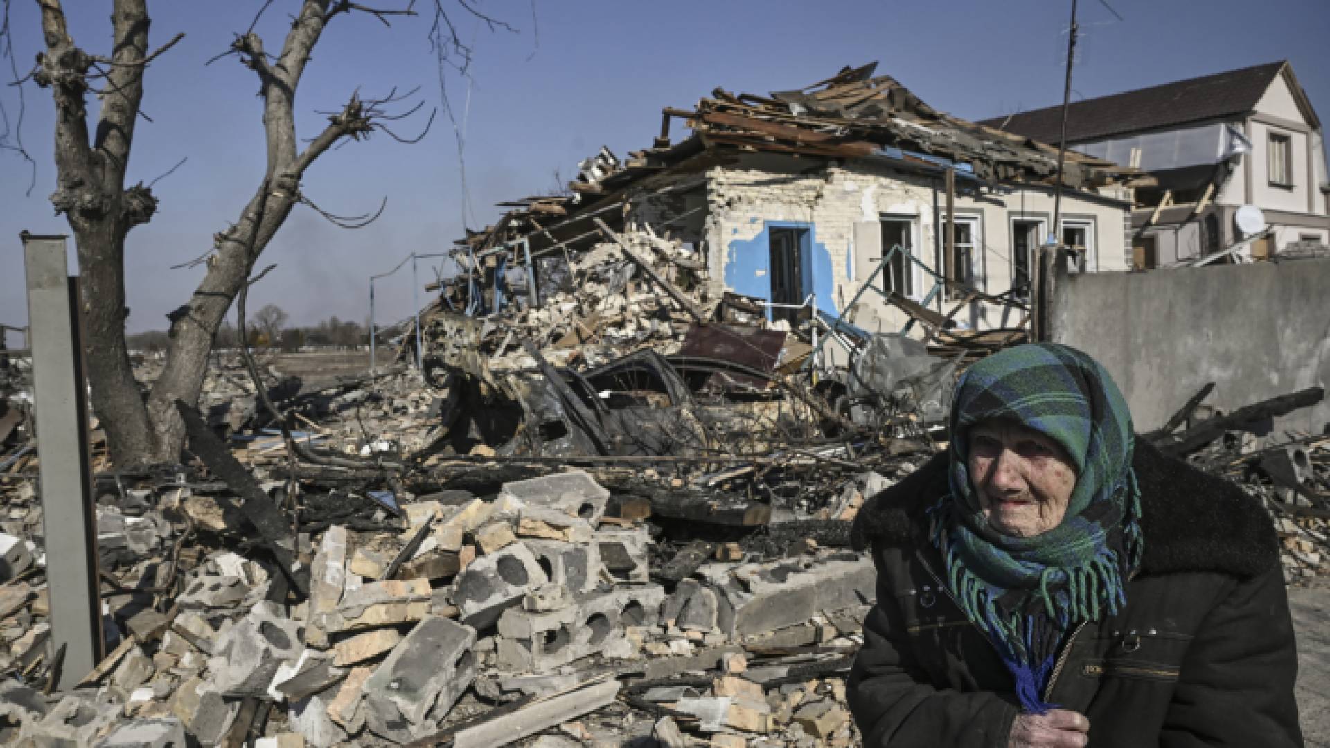 مسنة أوكرانية أمام منزلها المنهار من القصف الروسي