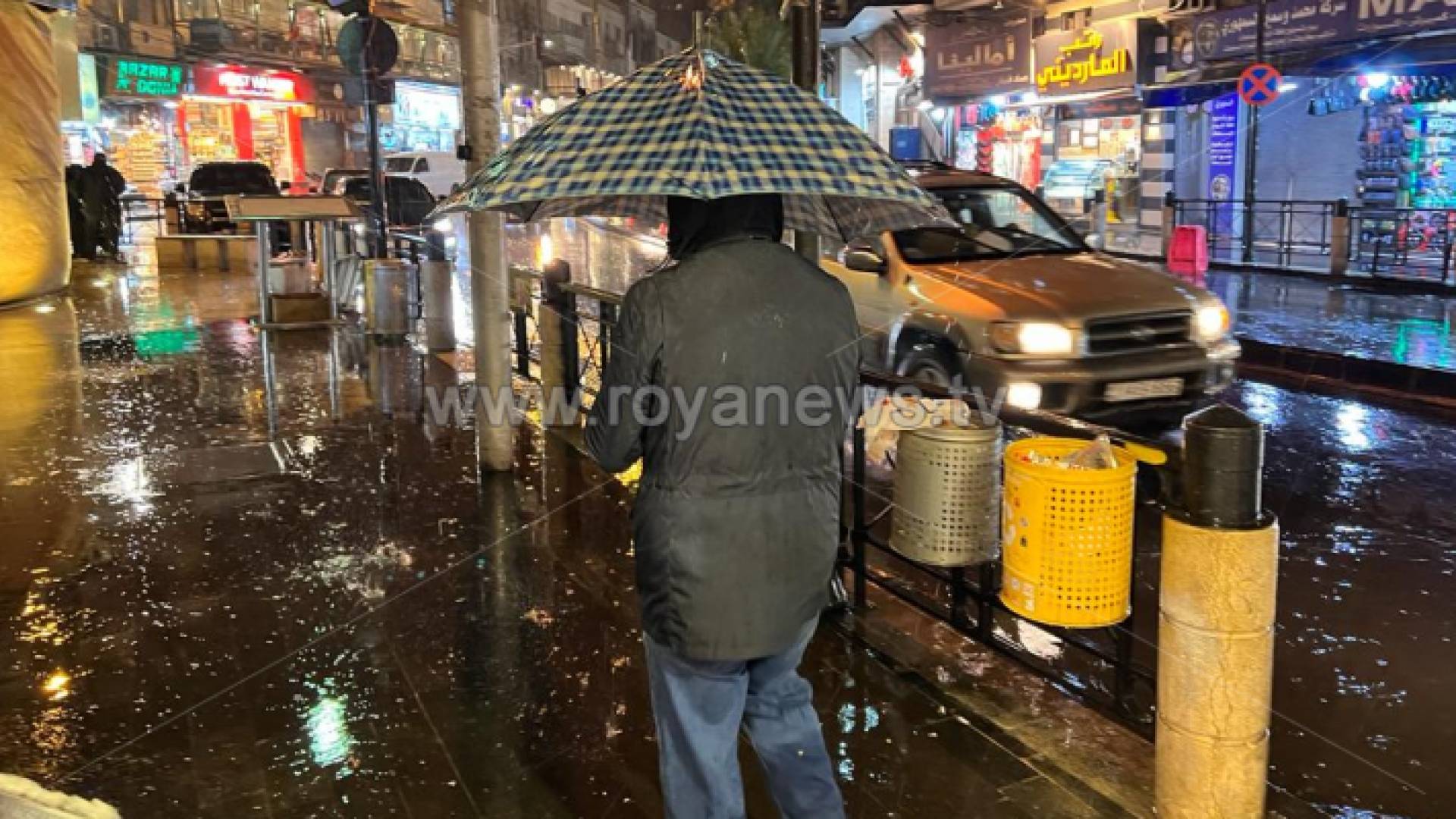 شخص يحمل مظلة في أحد العاصمة عمان