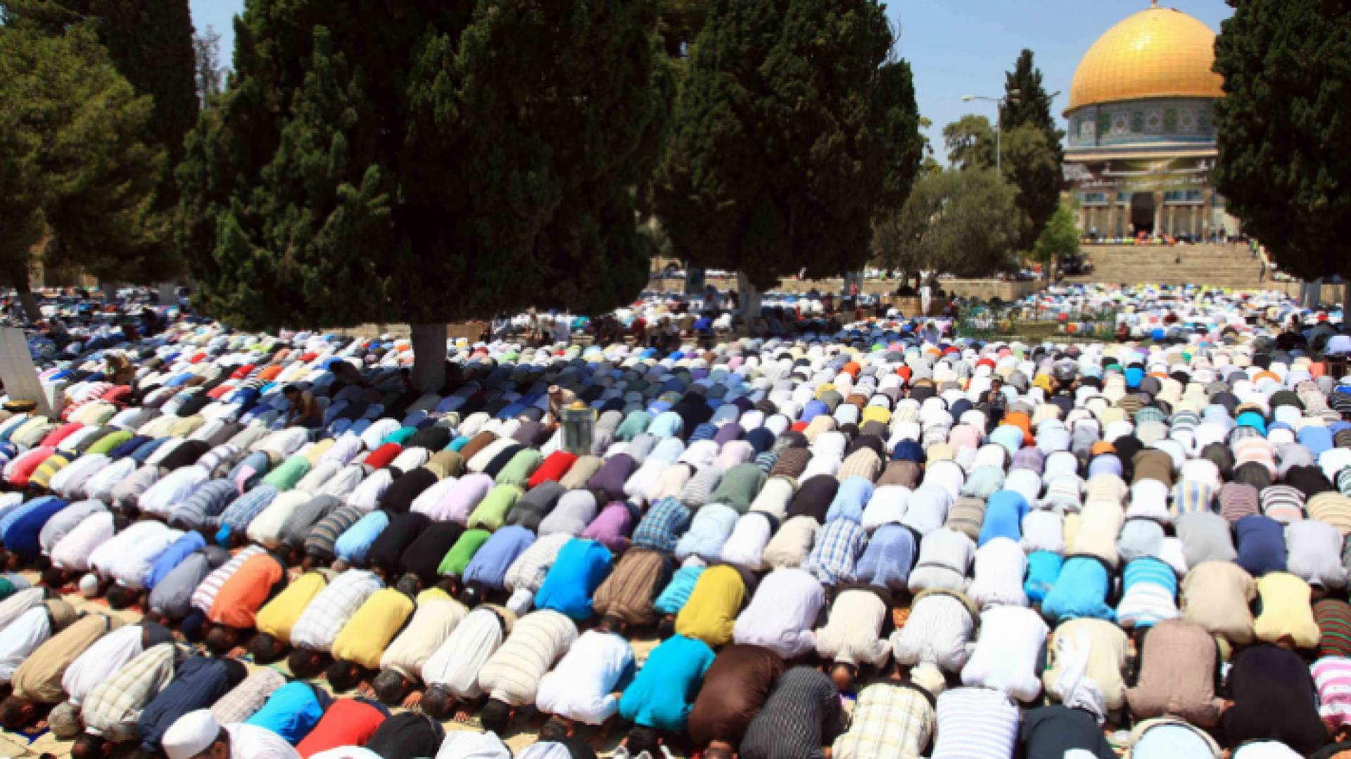 صورة أرشيفية لمصلين يؤدون صلاة الجمعة في المسجد الأقصى