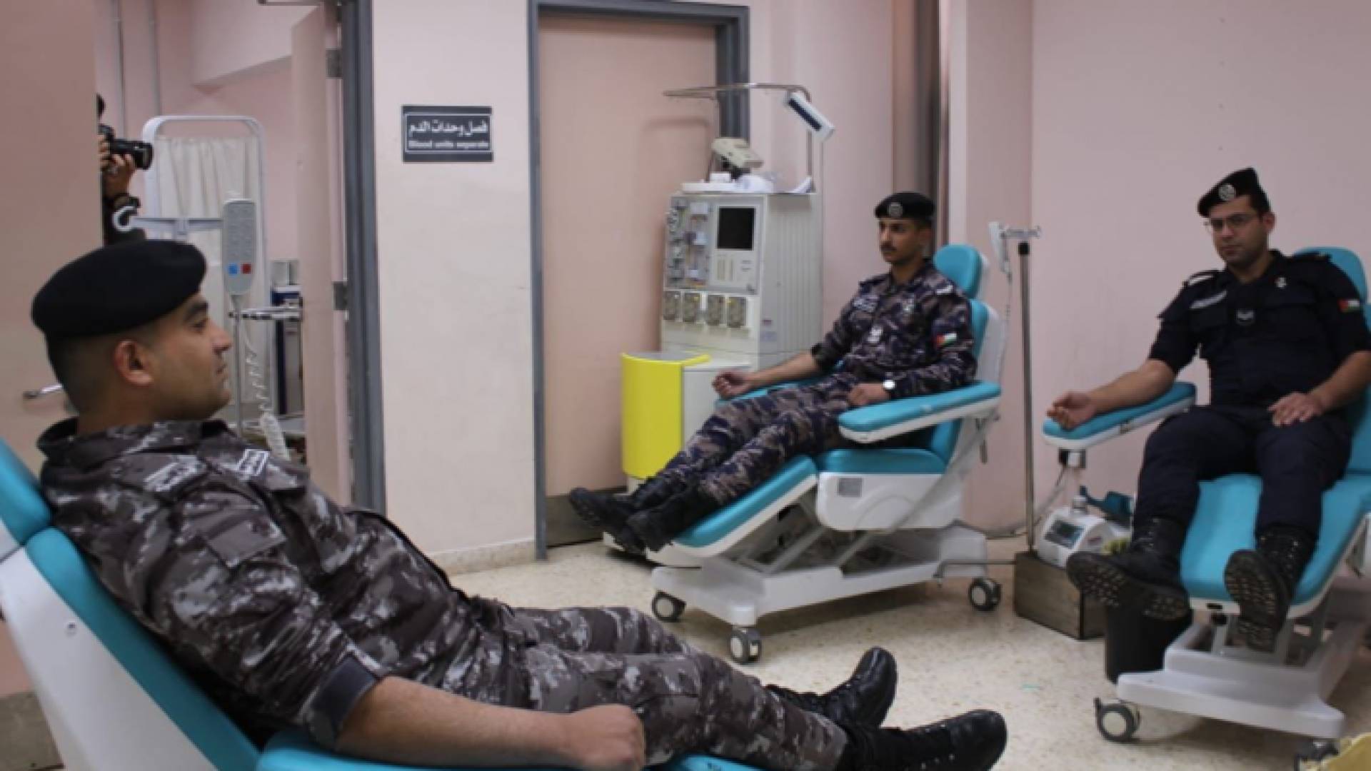 كوادر الأمن في أثناء التبرع