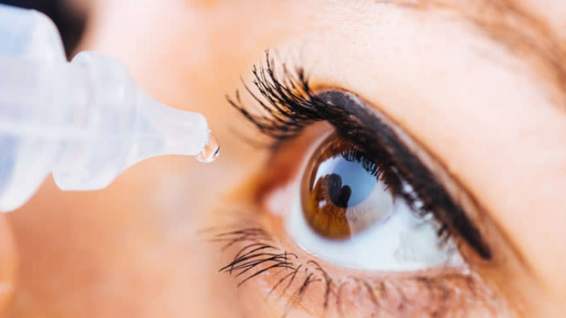 فتاة تستخدم قطرة لعينها