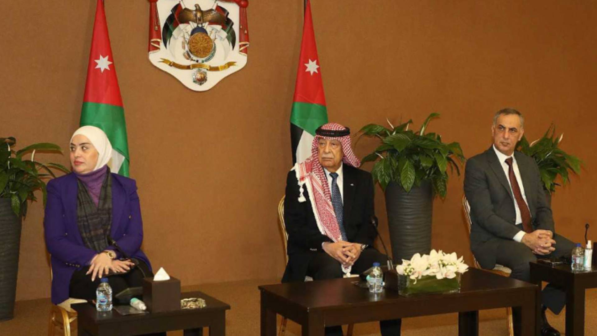 رئيس الديوان الملكي الهاشمي يوسف حسن العيسوي أثناء تسليم الدعم السنوي