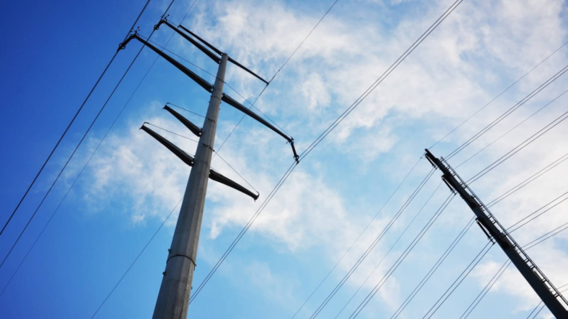 أعمدة نقل كهرباء