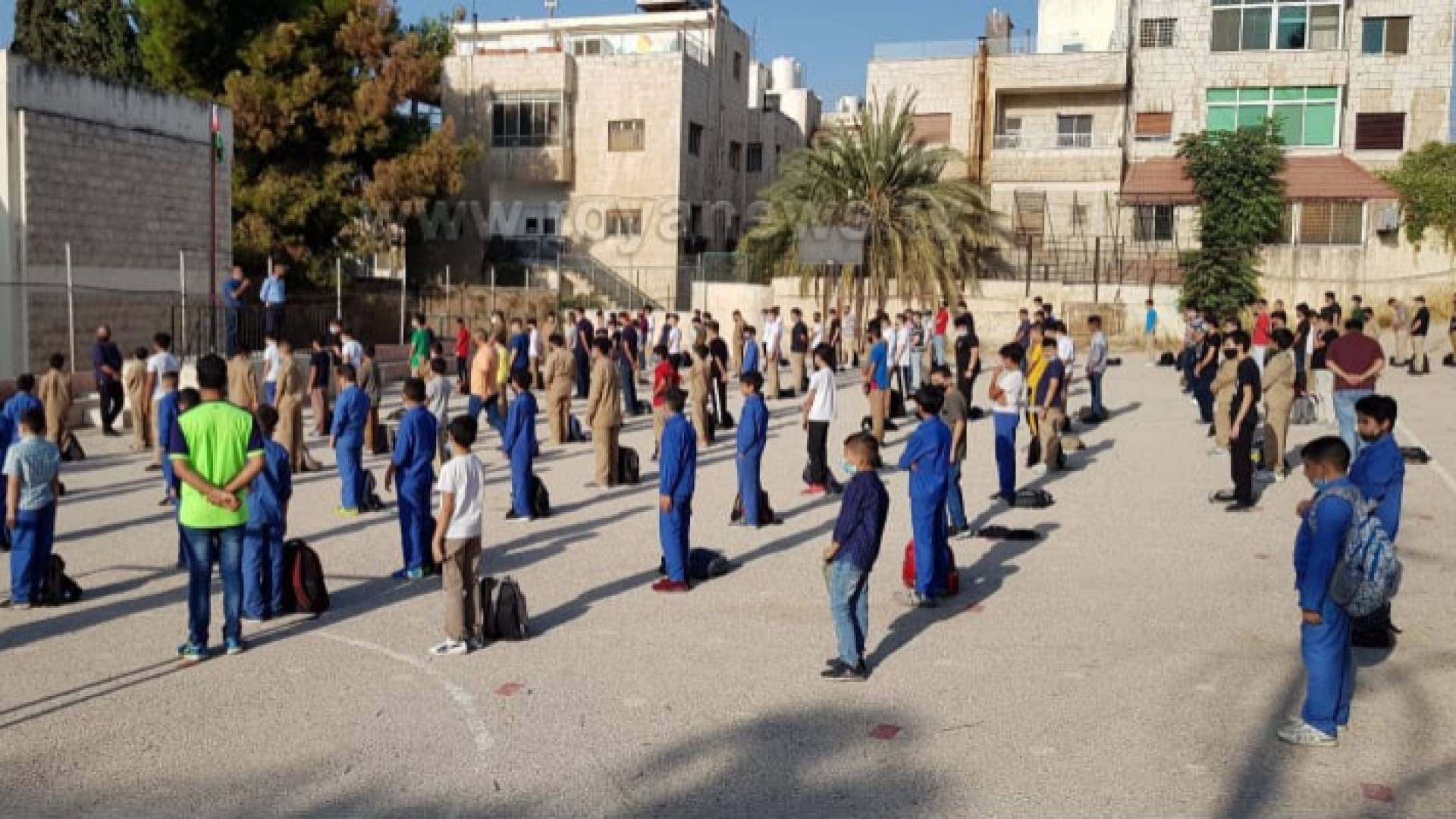 طلبة مدرسة حكومية خلال الطابور الصباحي