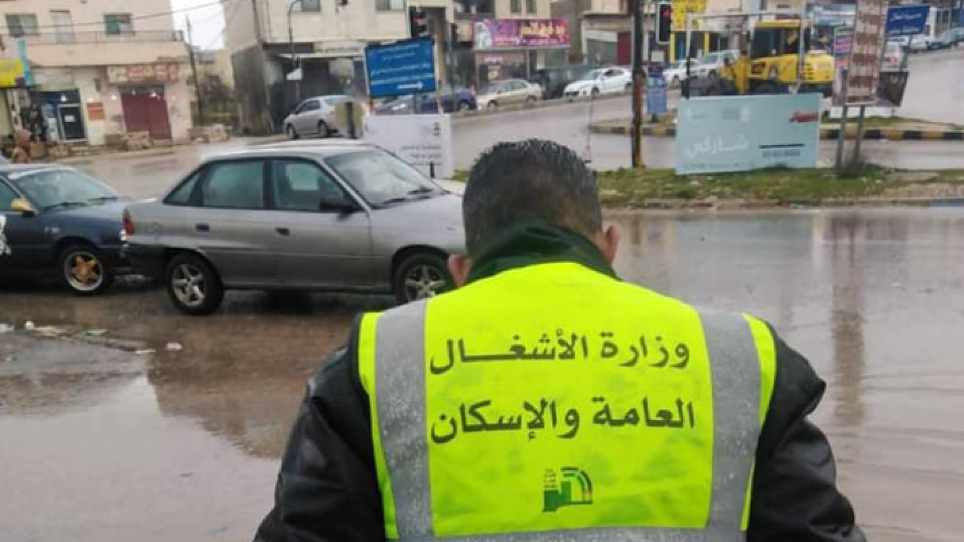 صورة أرشيفية لأحد كوادر وزارة الأشغال في الميدان