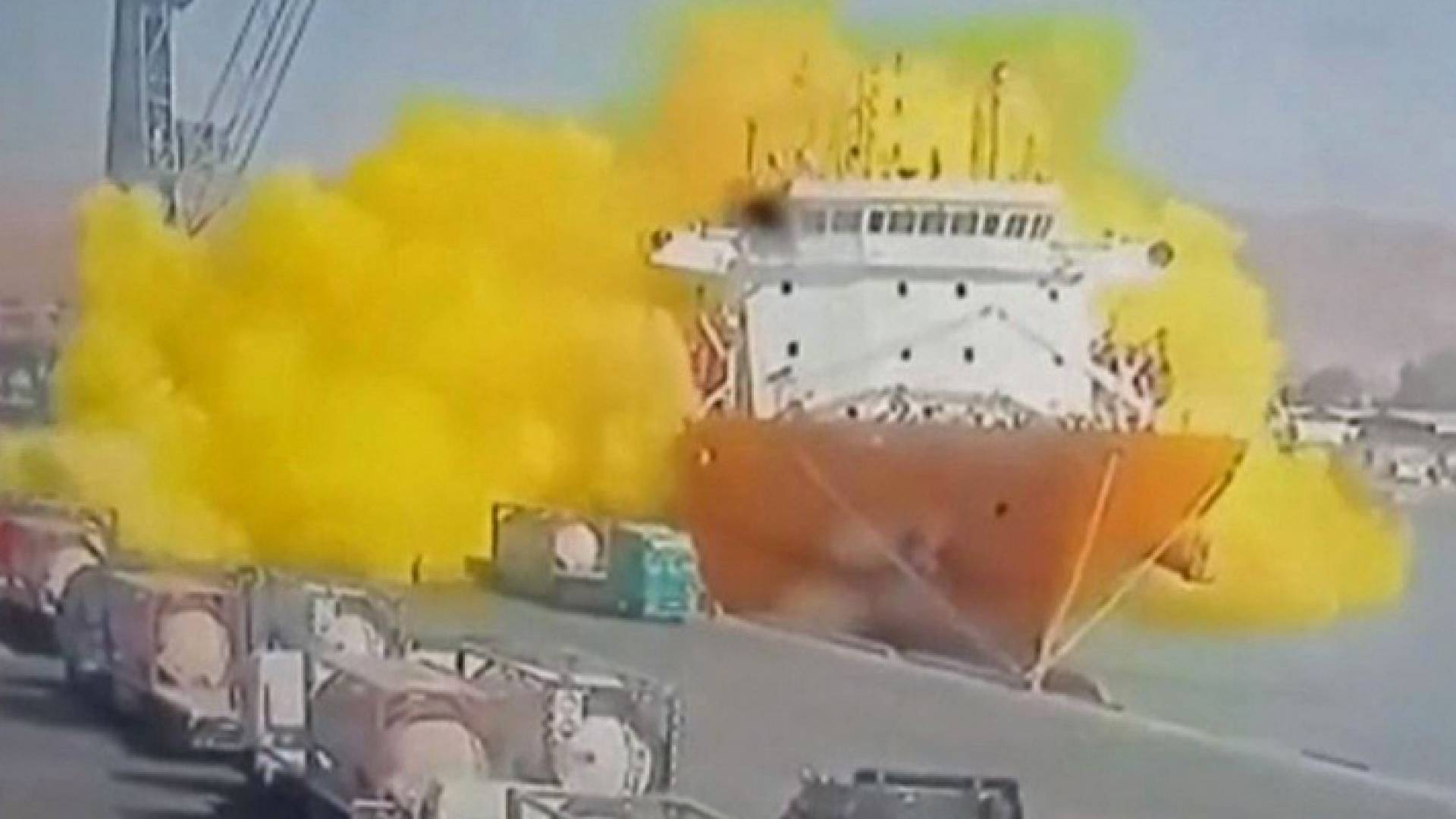 لحظة تسرب غاز الكلورين من صهريج في ميناء العقبة