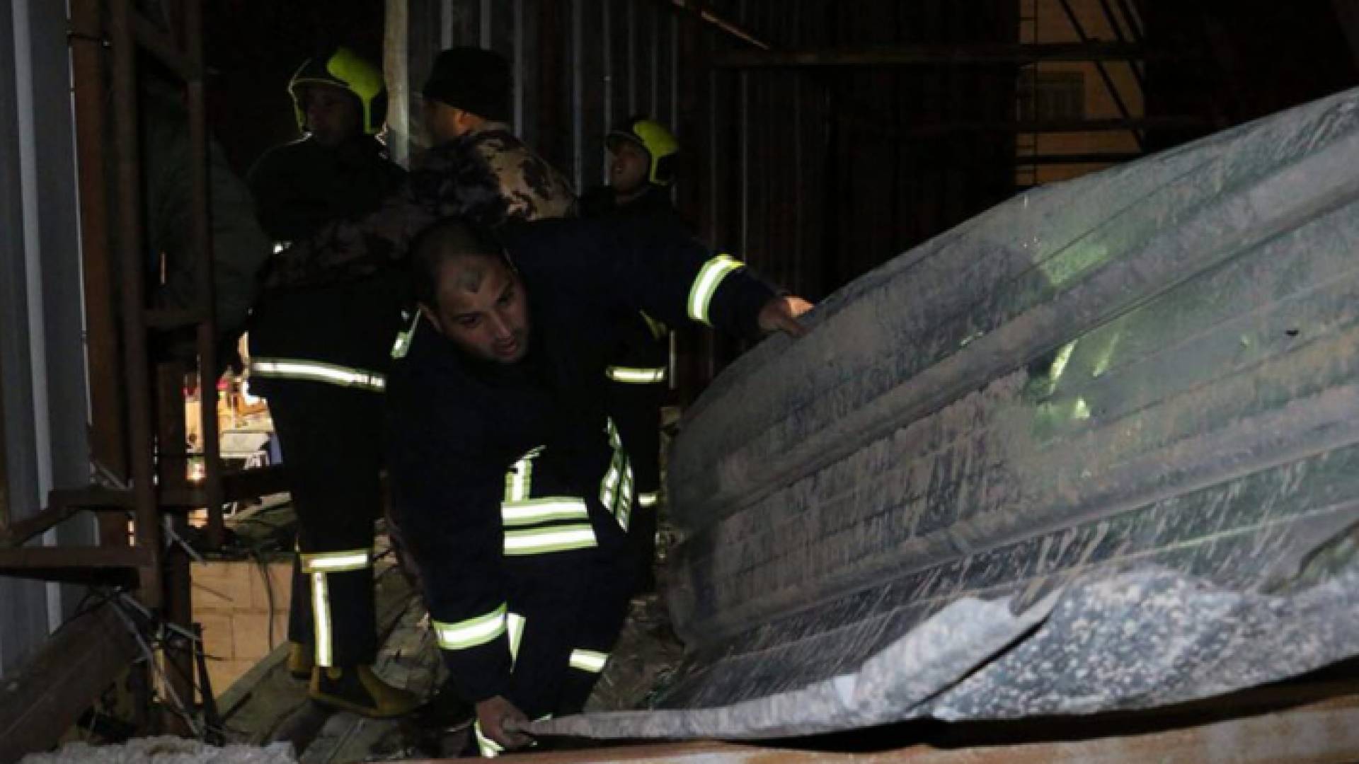 رجال الدفاع المدني يزيلون ألواحا متطايرة بفعل الرياح القوية