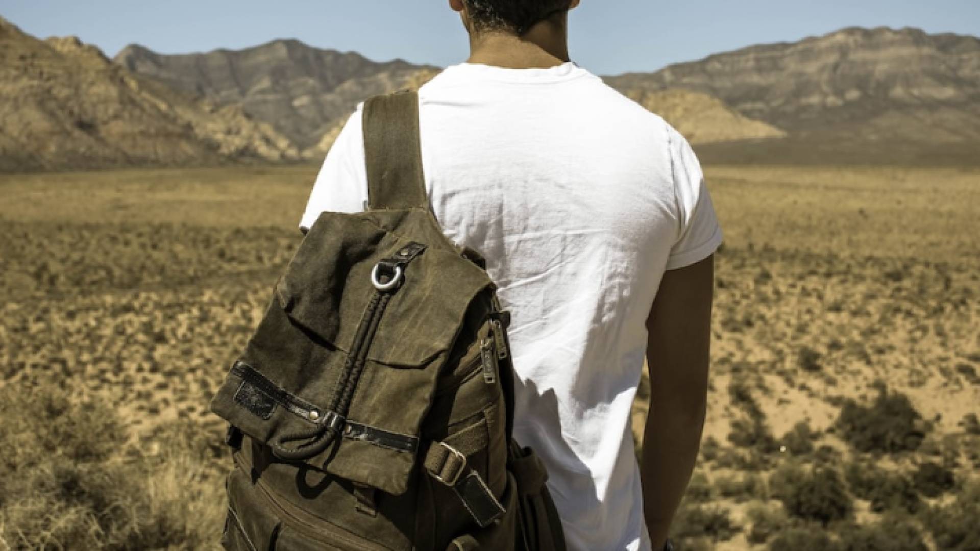 شخص يحمل حقيبة ظهر - تعبيرية