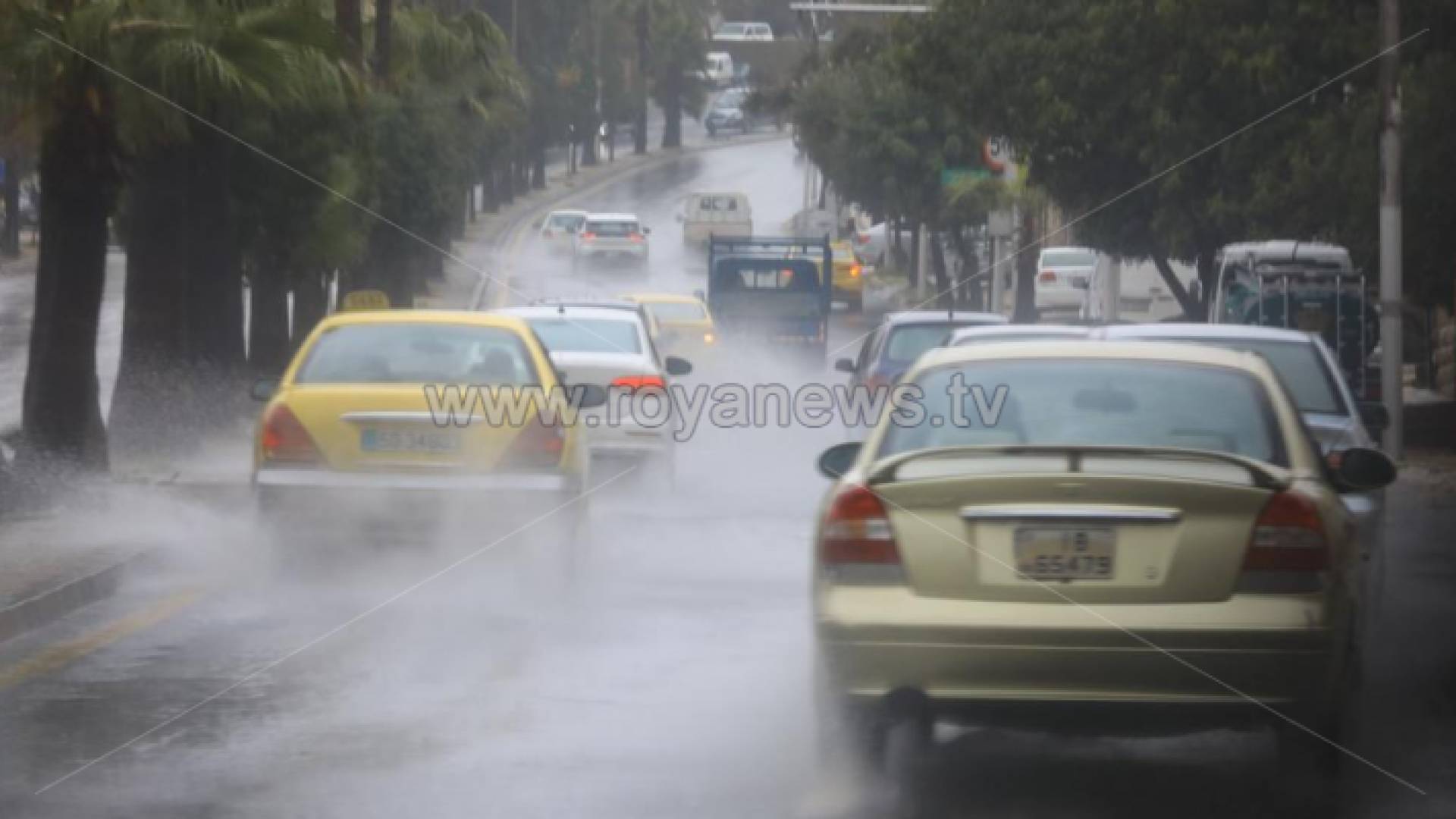 حركة مركبات على طريق في العاصمة عمان