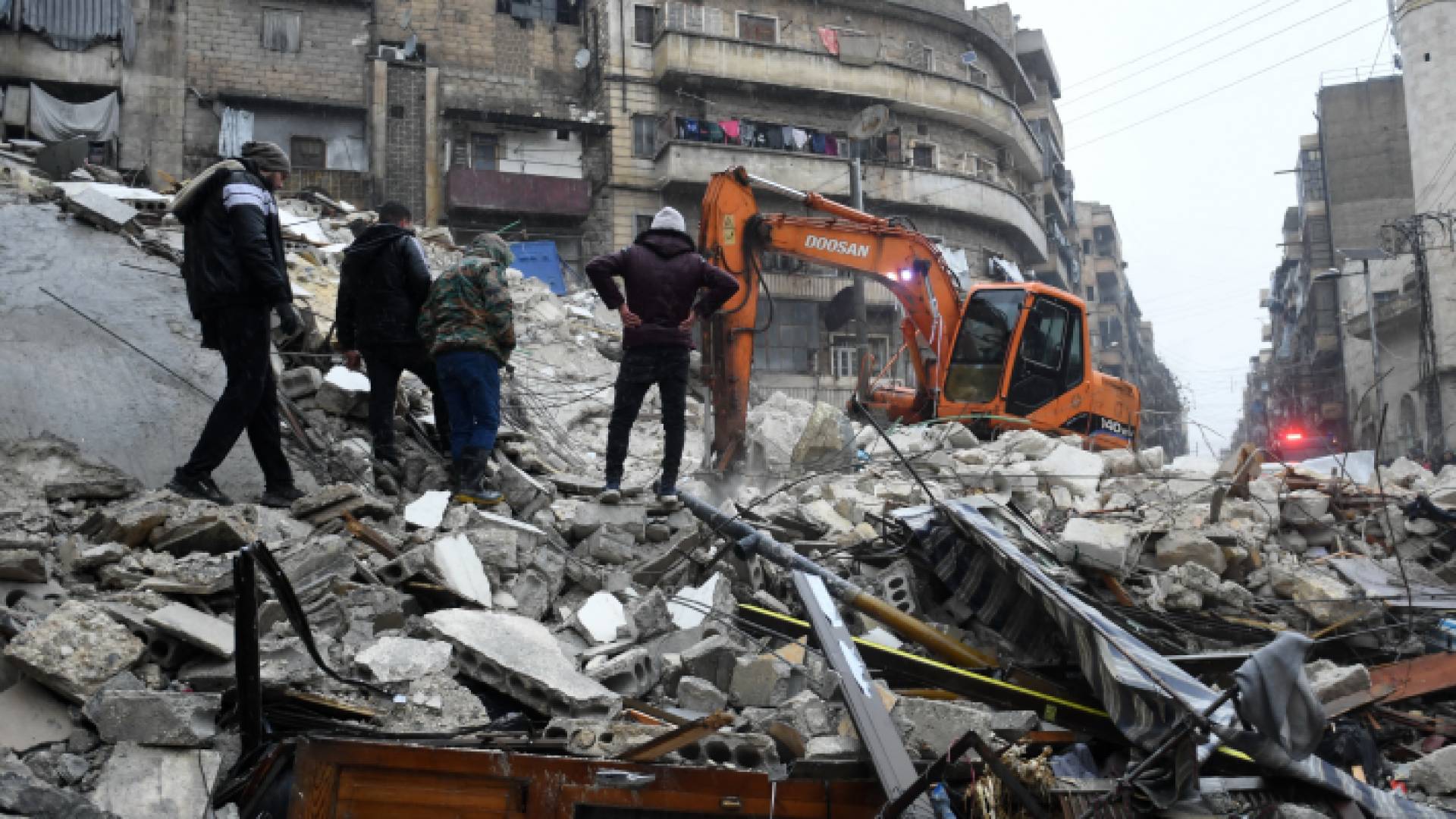 البحث عن مفقودين تحت الأنقاض