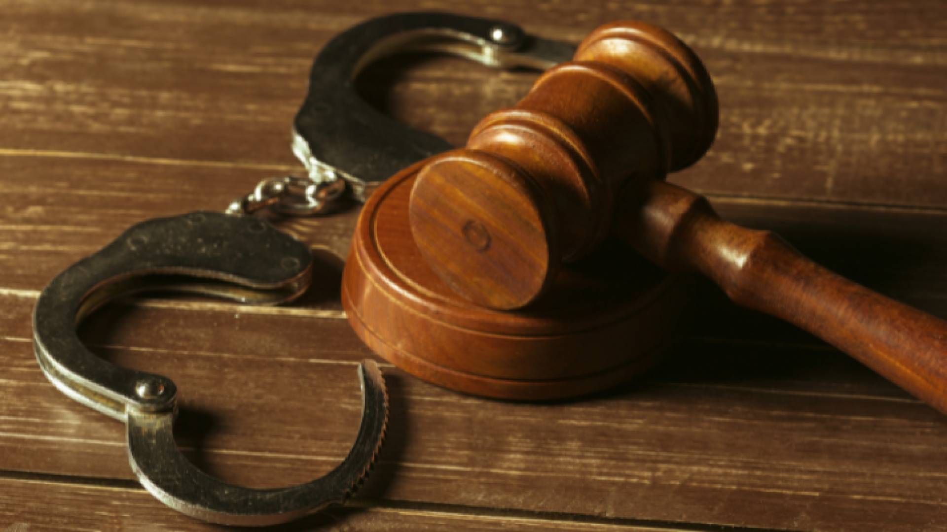 صورة توضيحية لمطرقة وقيد حديدي