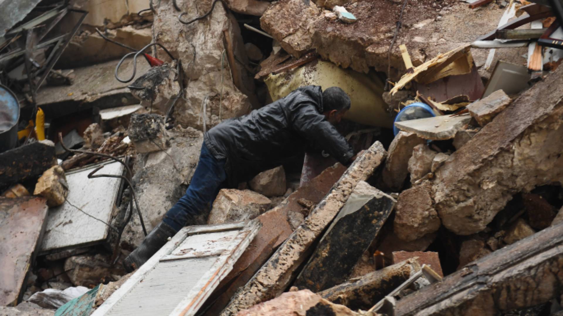 مواطن تركي يبحث عن مفقودين تحت الأنقاض عقب الزلزال