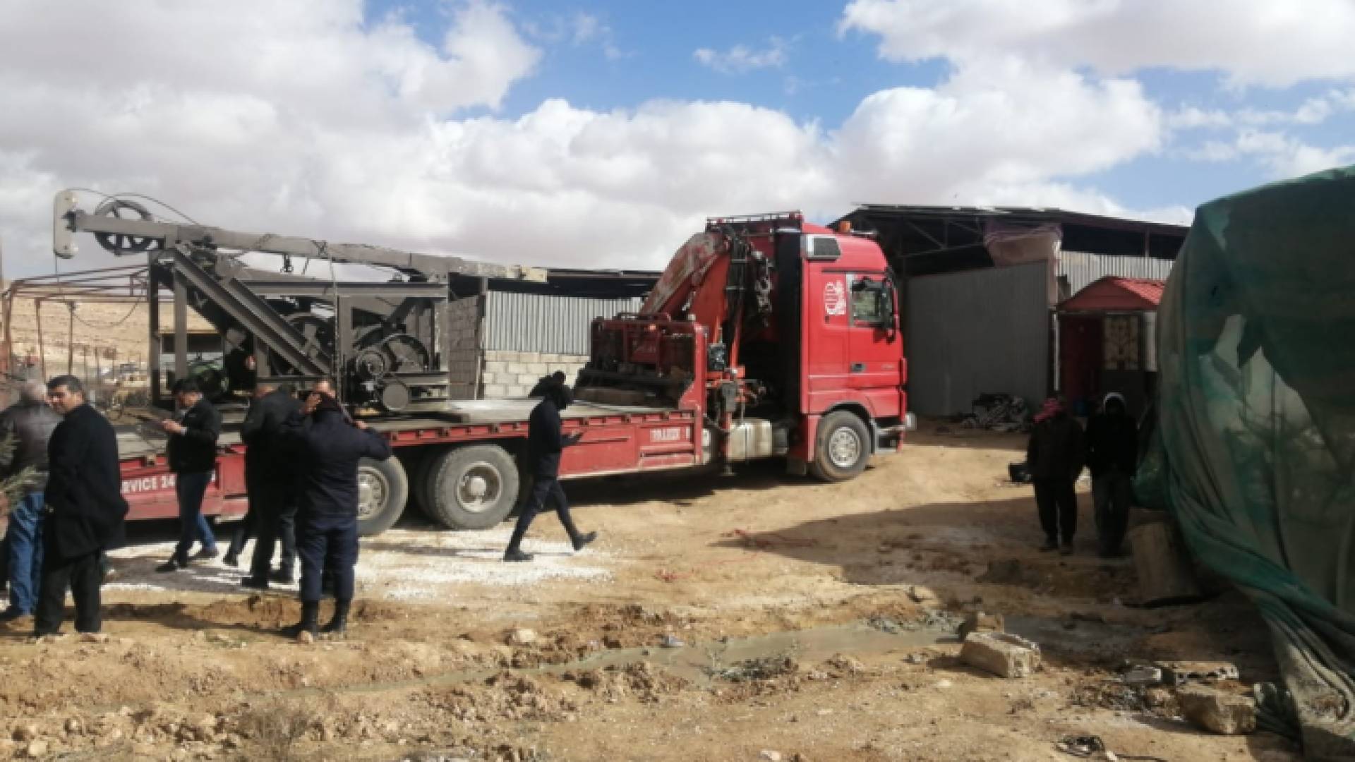 كوادر من سلطة المياه أثناء ضبط الحفارتين المخالفتين