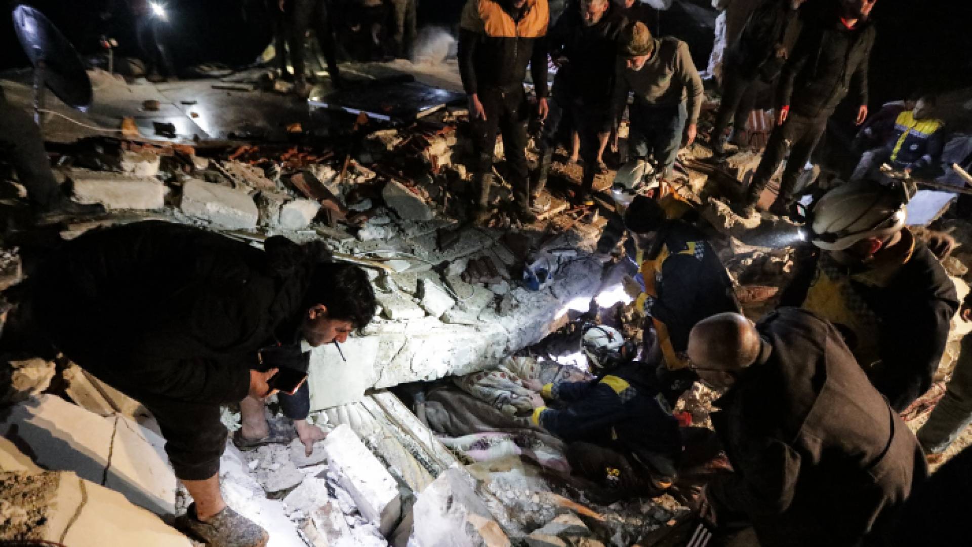 إحدى المباني المنهارة في تركيا - المصدر: ا ف ب