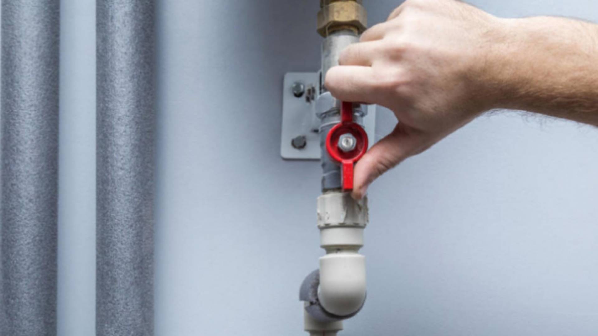 صورة توضيحية لشخص يغلق صنبور المياه