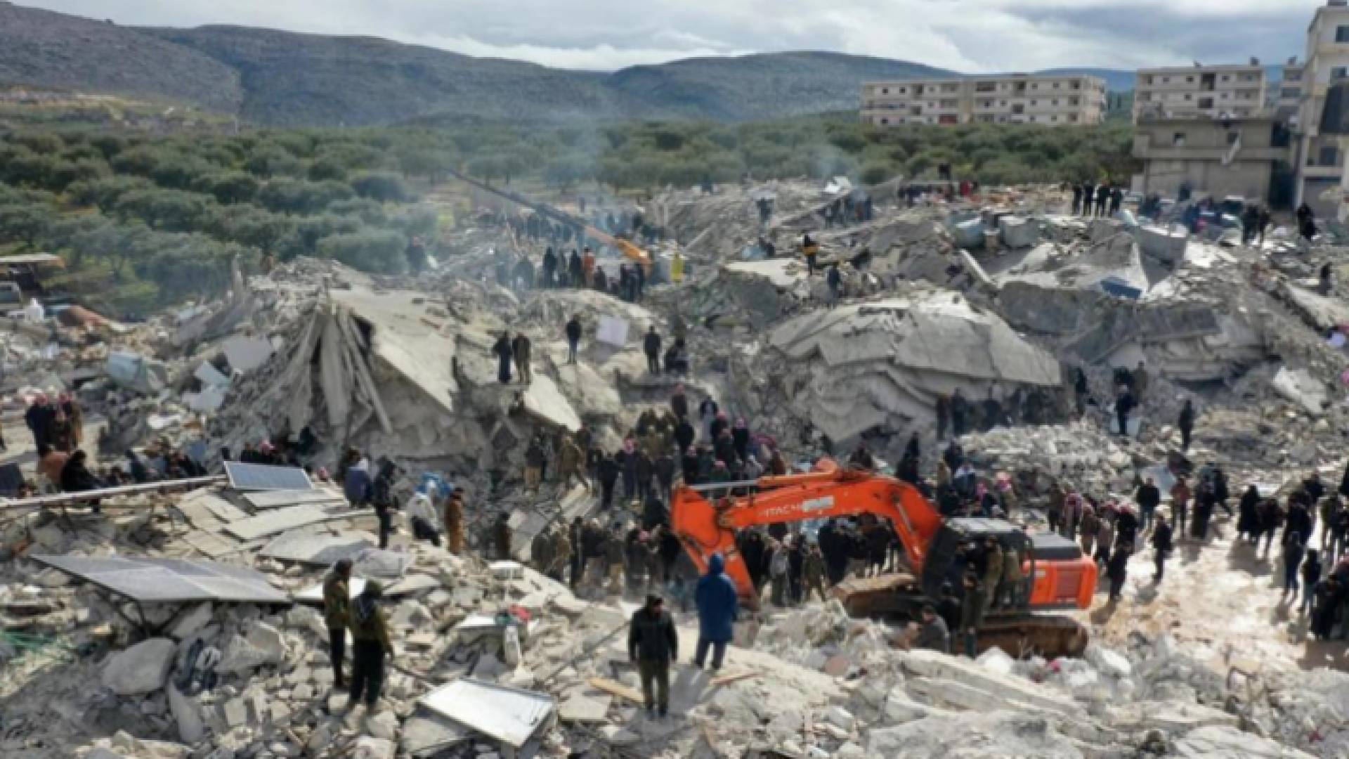 سوريون يبحثون عن ضحايا وناجين وسط أنقاض مبان في محافظة إدلب عند الحدود مع تركيا بعد زلزال مدمر