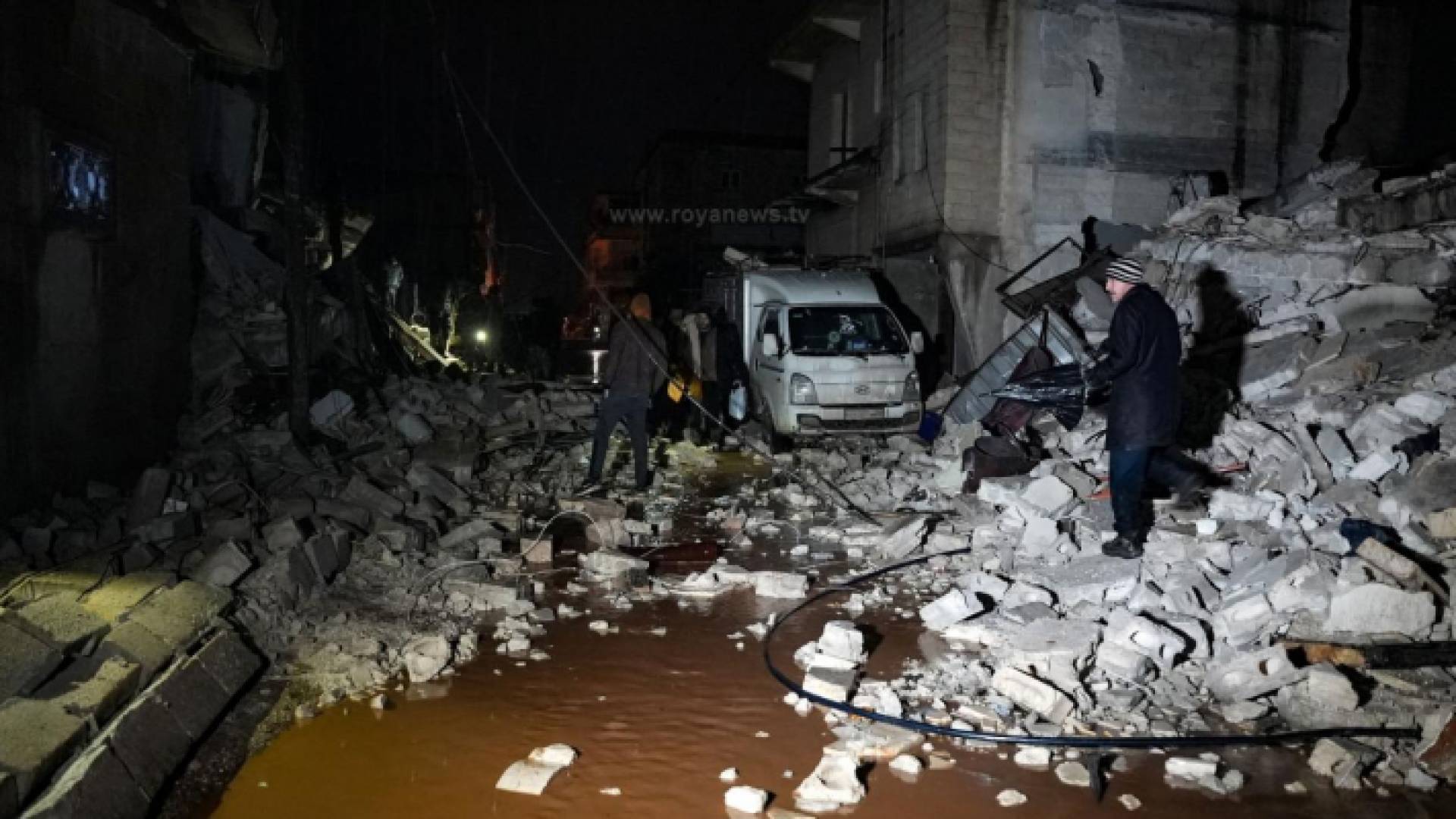 أشخاص يحاولون إنقاذ أشخاص تحت الأنقاض