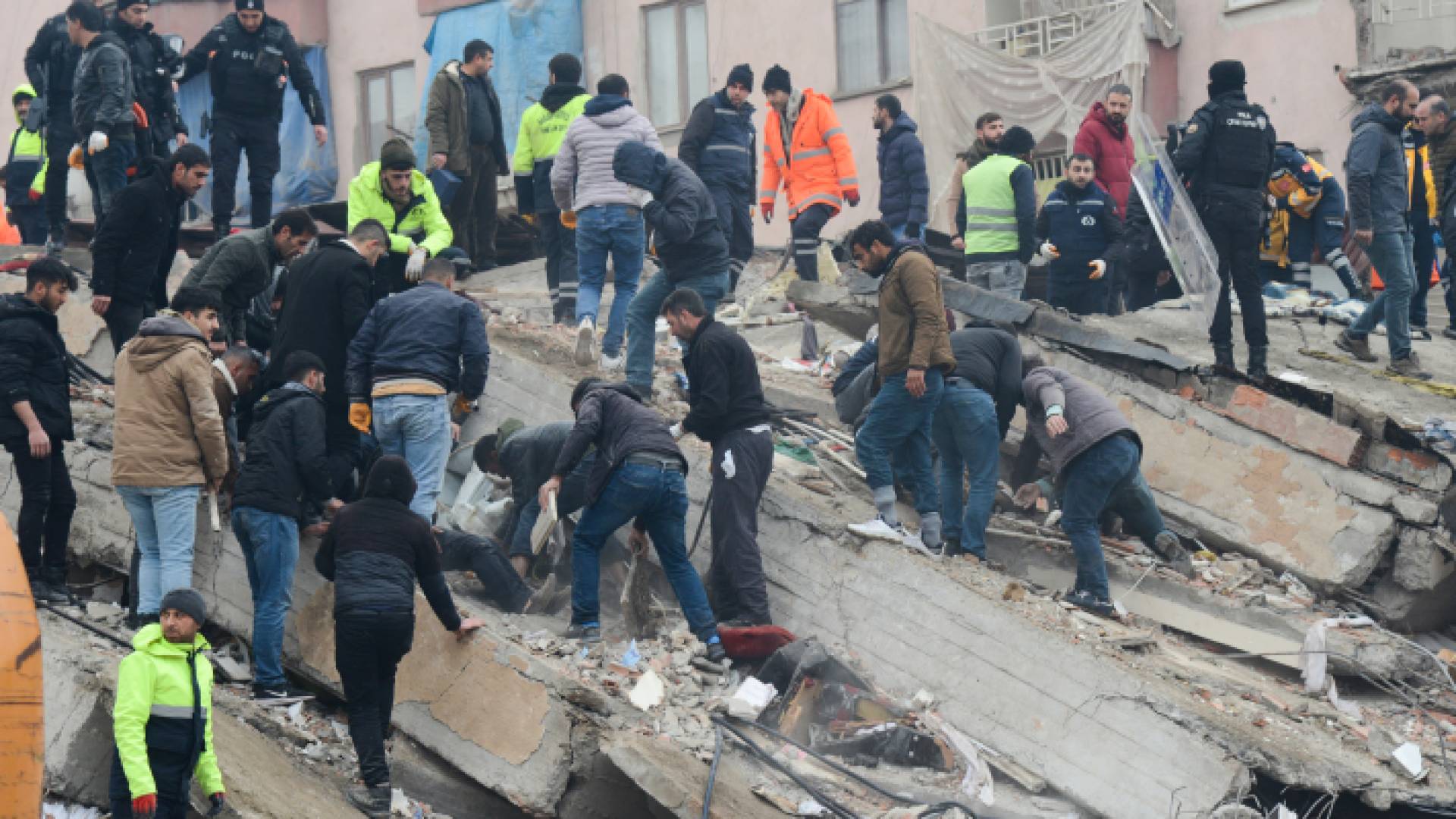 من الدمار الذي خلفه الزلزال