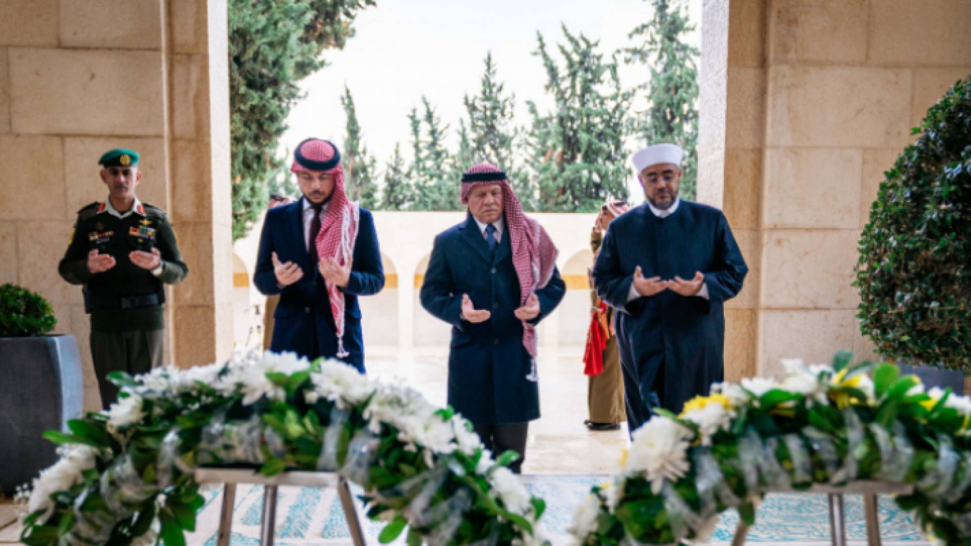 جلالة الملك عبد الله الثاني وسمو الأمير الحسين بن عبد الله الثاني ولي العهد يزوران ضريح الملك الحسين