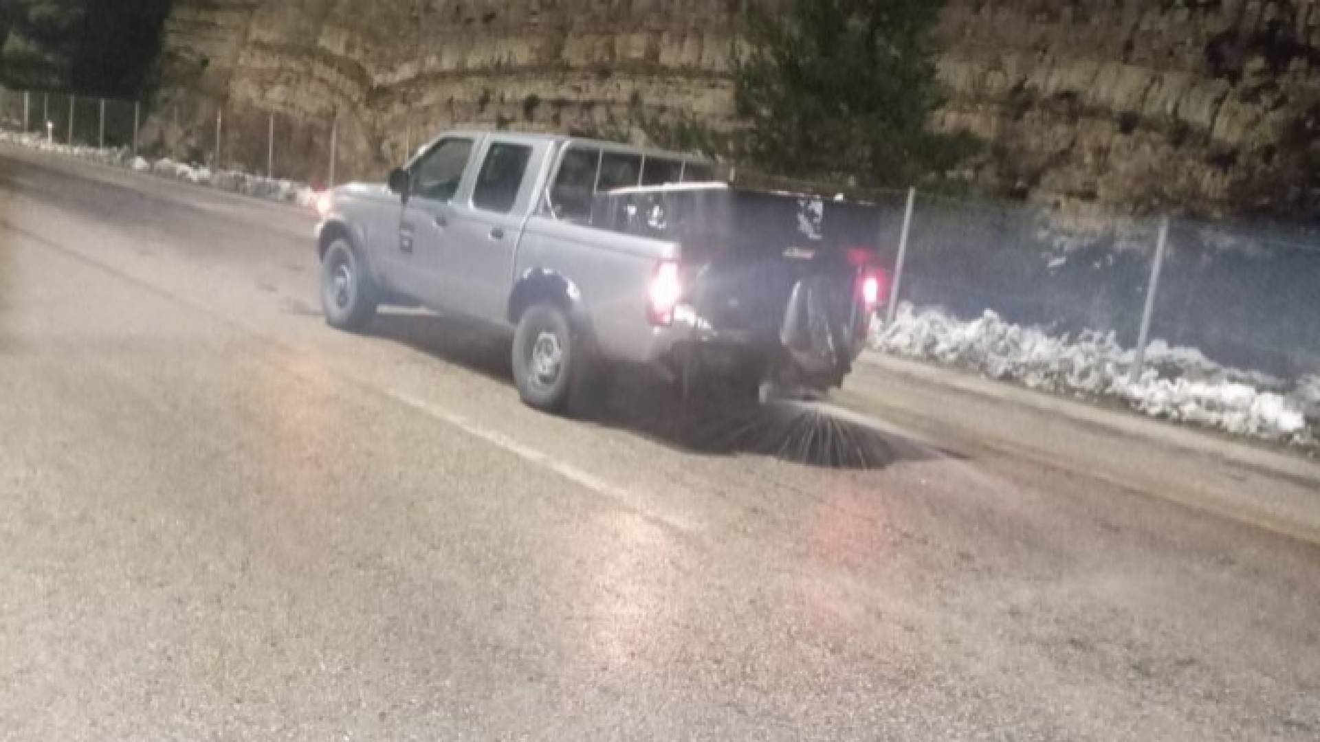 صورة أرشيفية لنثر الملح خلال منخفض جوي سابق