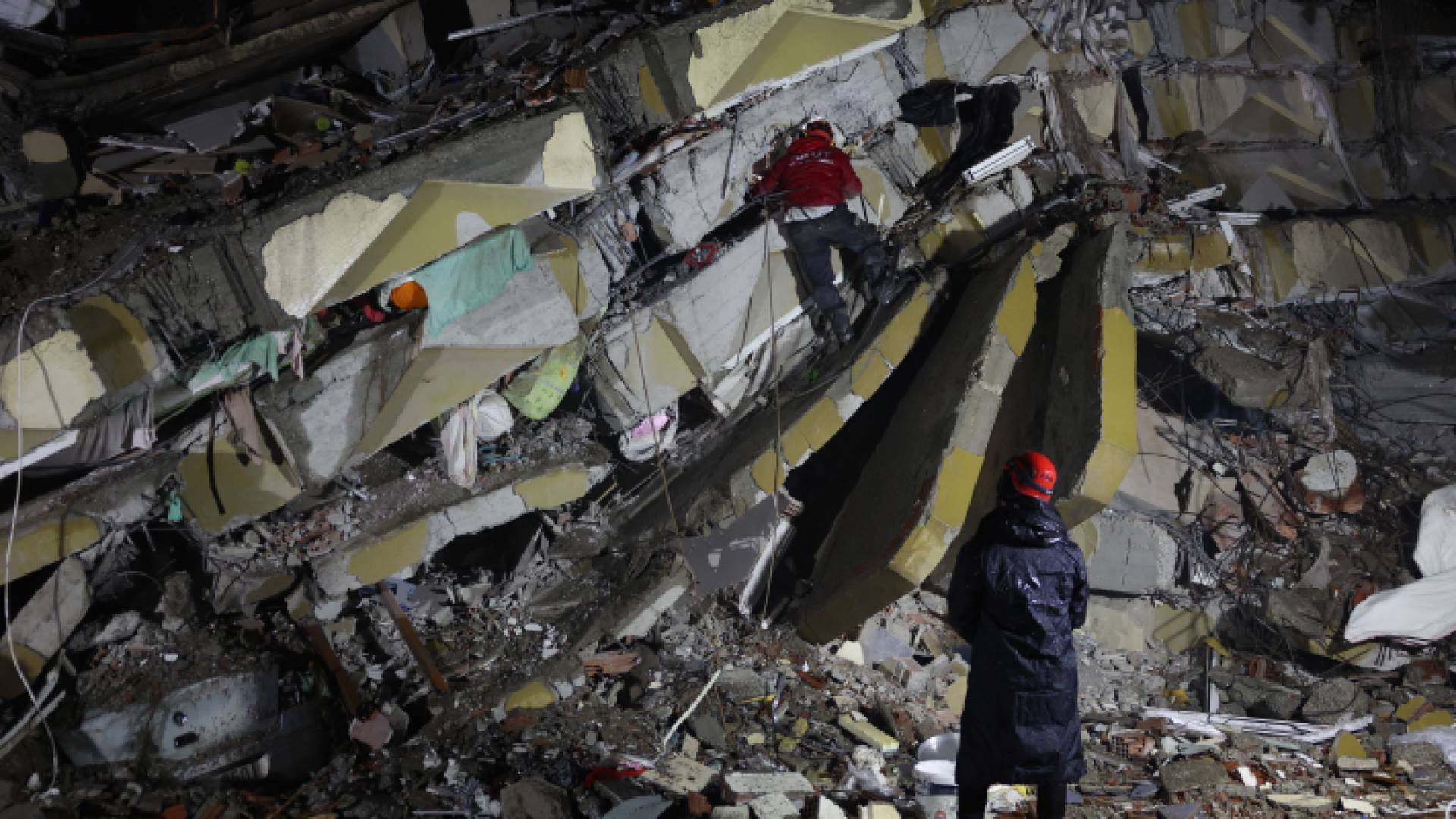 كوادر الإنقاذ تواصل عمليات البحث عن ناجين