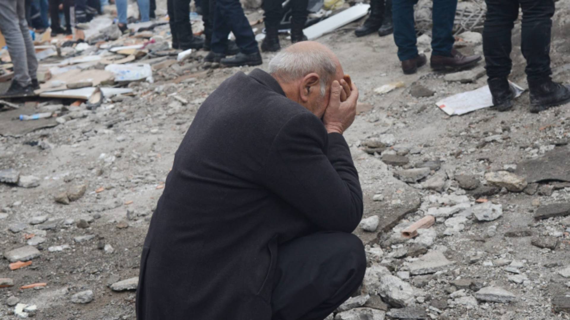 أحد منكوبي زلزالي سوريا وتركيا