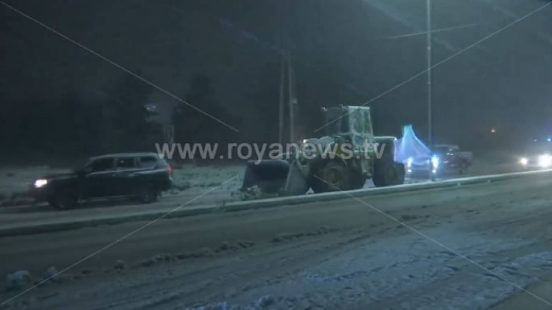 تراكم للثلوج على أحد الطرق الخارجية