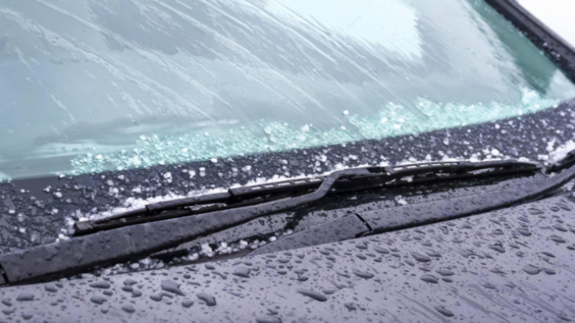 تساقط أمطار وزخات من البرد على زجاج مركبة