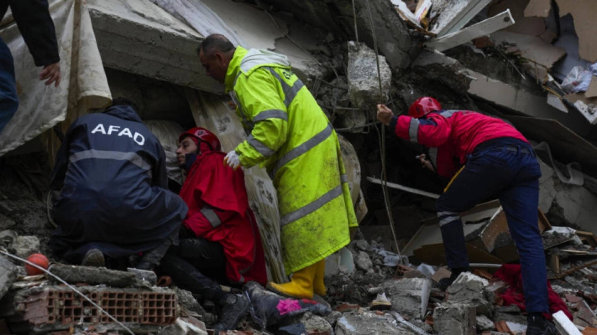 فرق الإنقاذ في أضنة التركية تبحث عن ناجين من الزلزال