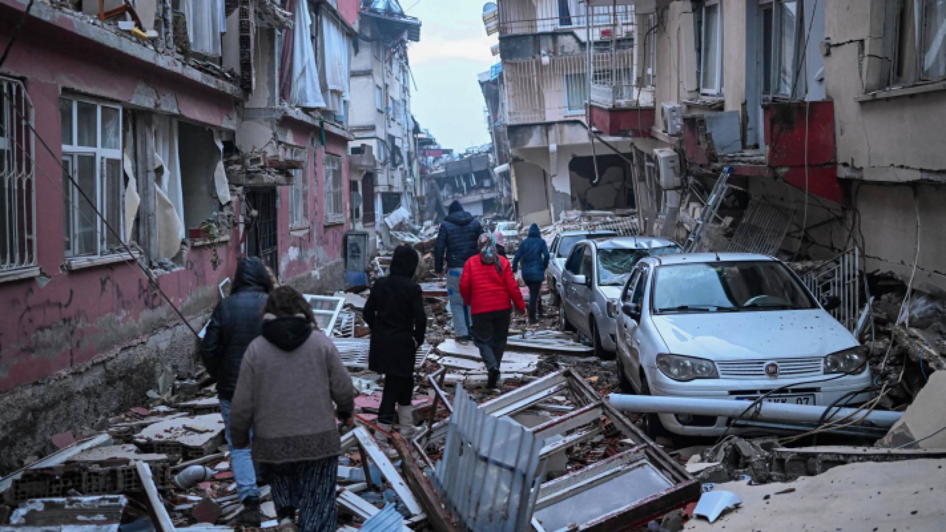 جانب من عمليات البحث عن مفقودين في تركيا