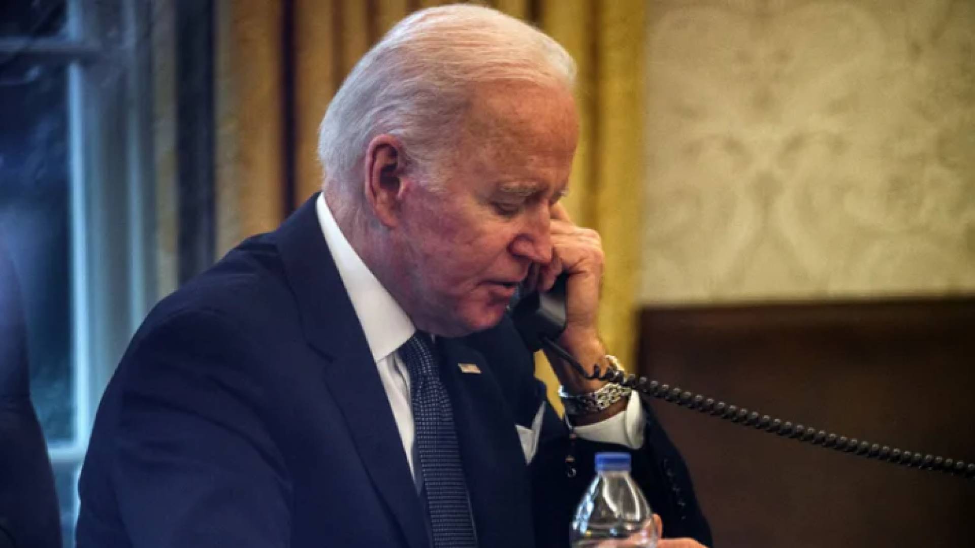 صورة أرشيفية للرئيس الأمريكي جو بايدن خلال إجراء مكالمة هاتفية