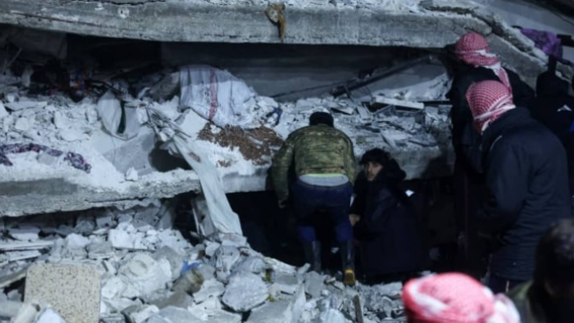 سوريون يبحثون عن ضحايا وناجين وسط أنقاض مبنى بعد زلزال مدمر