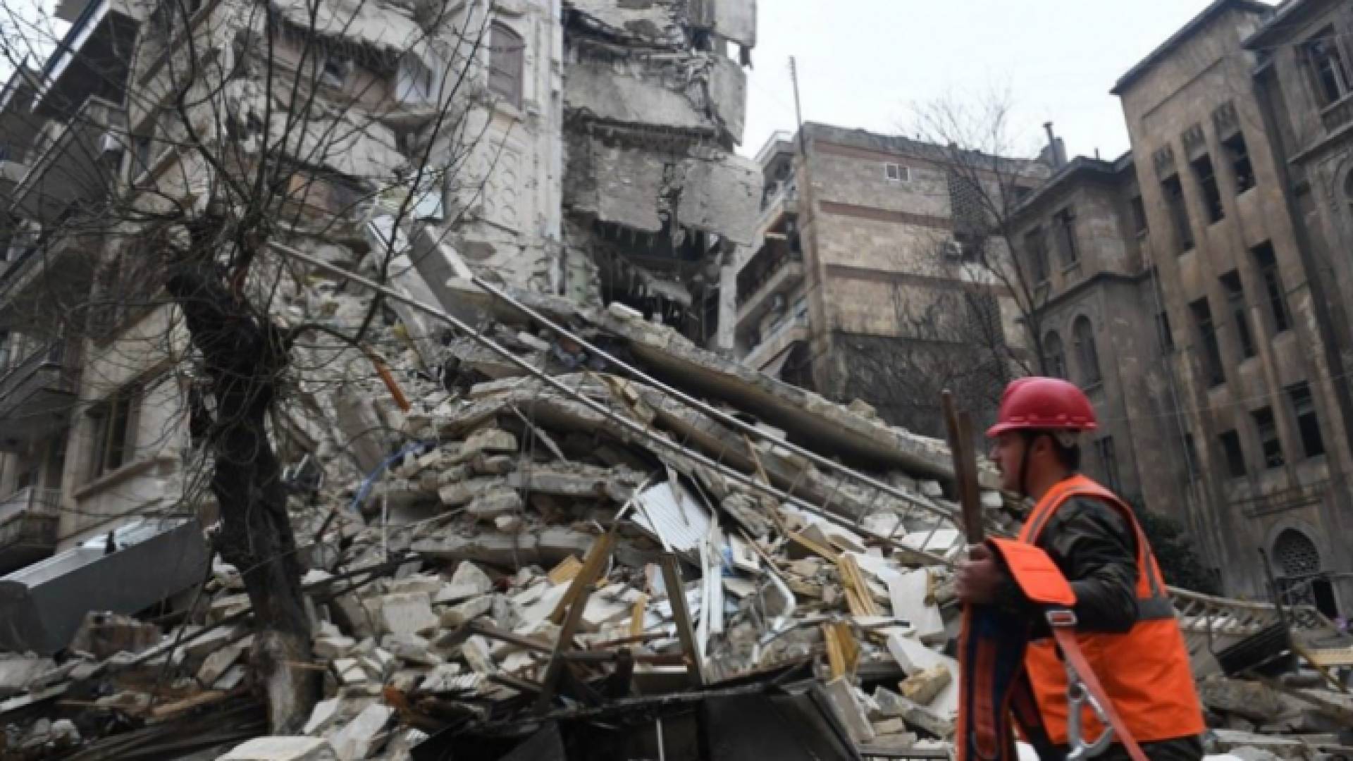 كوادر الإنقاذ تبحث عن مفقودين تحت الأنقاض في تركيا