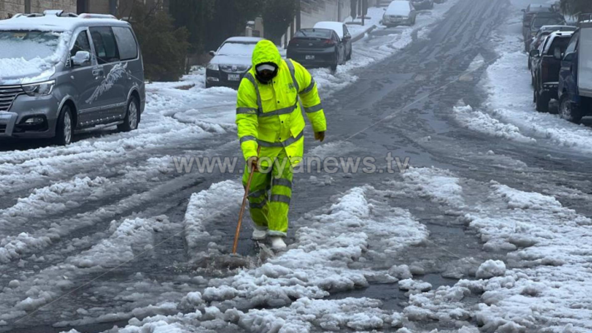 عامل وطن خلال المنخفض الجوي