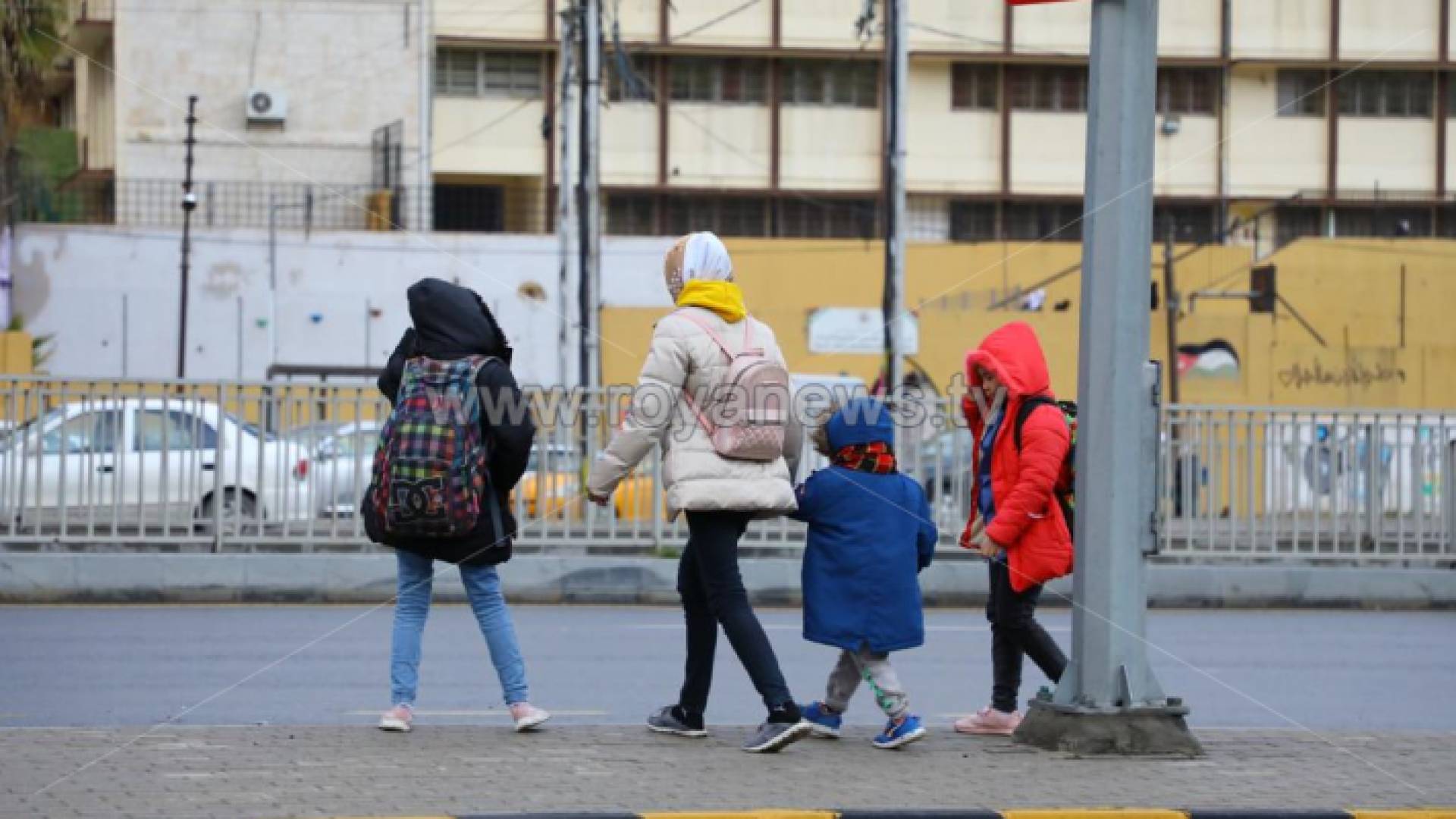 طالبات مدرسة يتوجهن إلى مدارسهن - أرشيفية