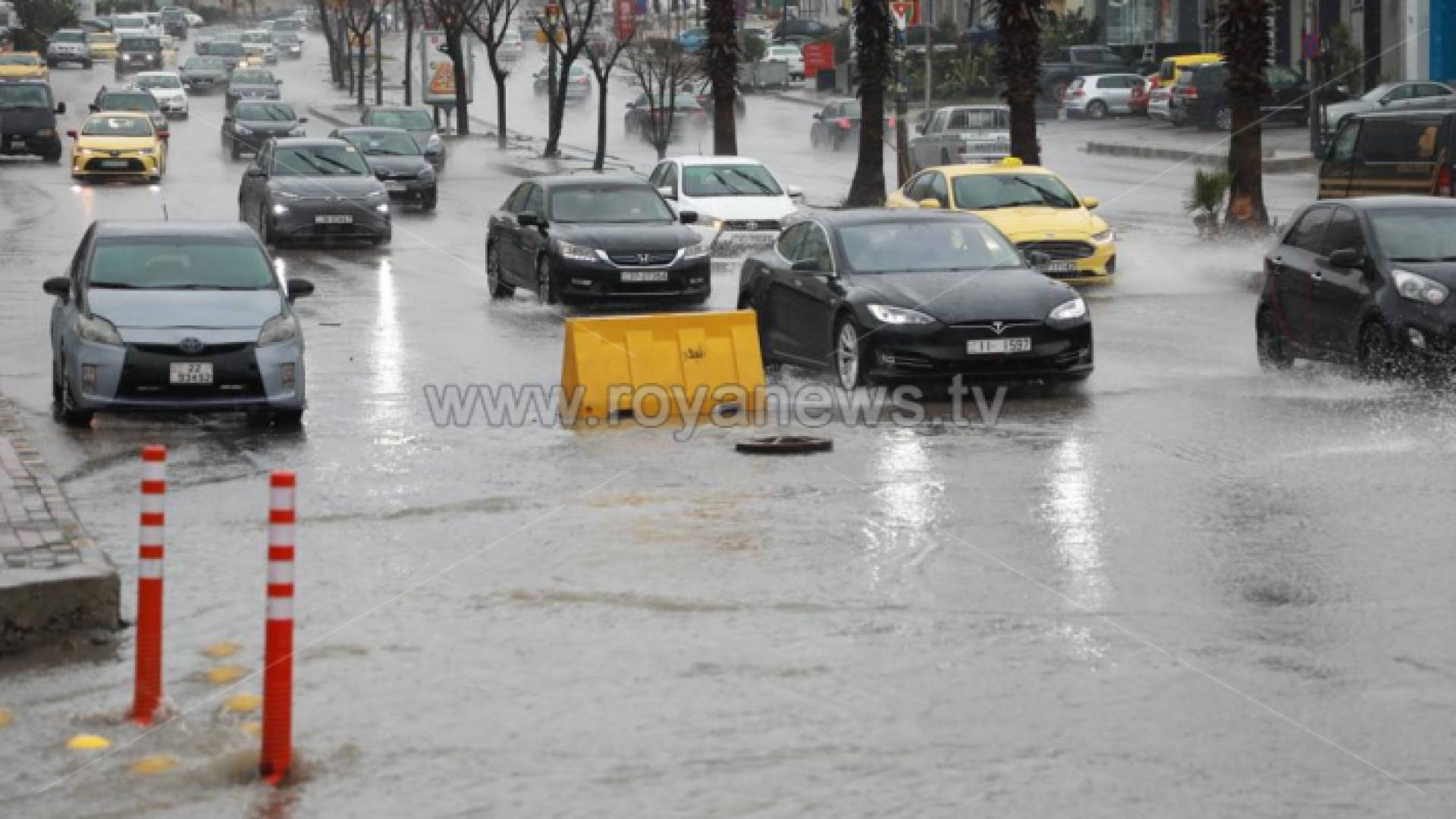 تجمع خفيف لمياه الأمطار في شوارع العاصمة عمان