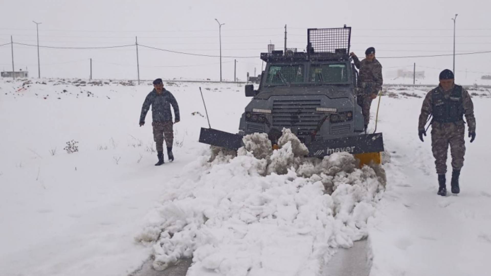 نشامى الأمن العام يعملون على إزالة الثلوج وفتح طريق