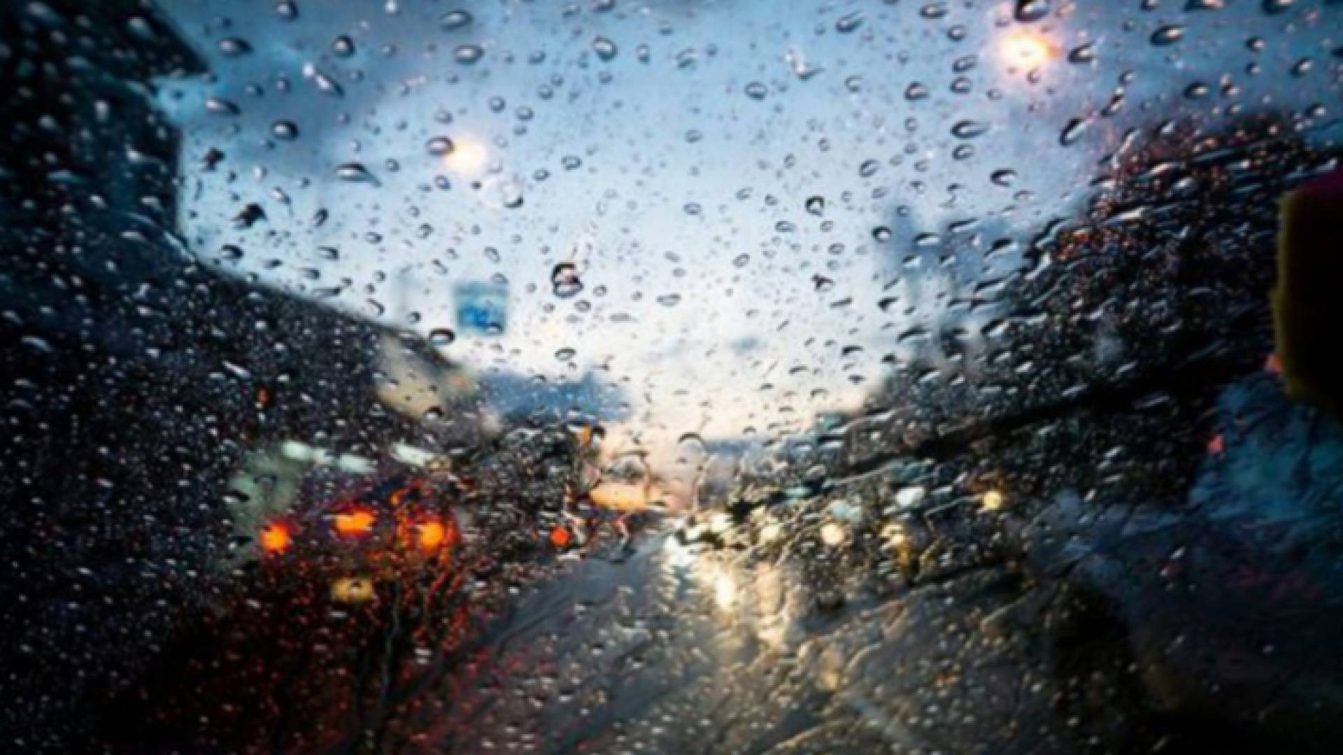 صورة توضيحية لتساقط أمطار على زجاج مركبة