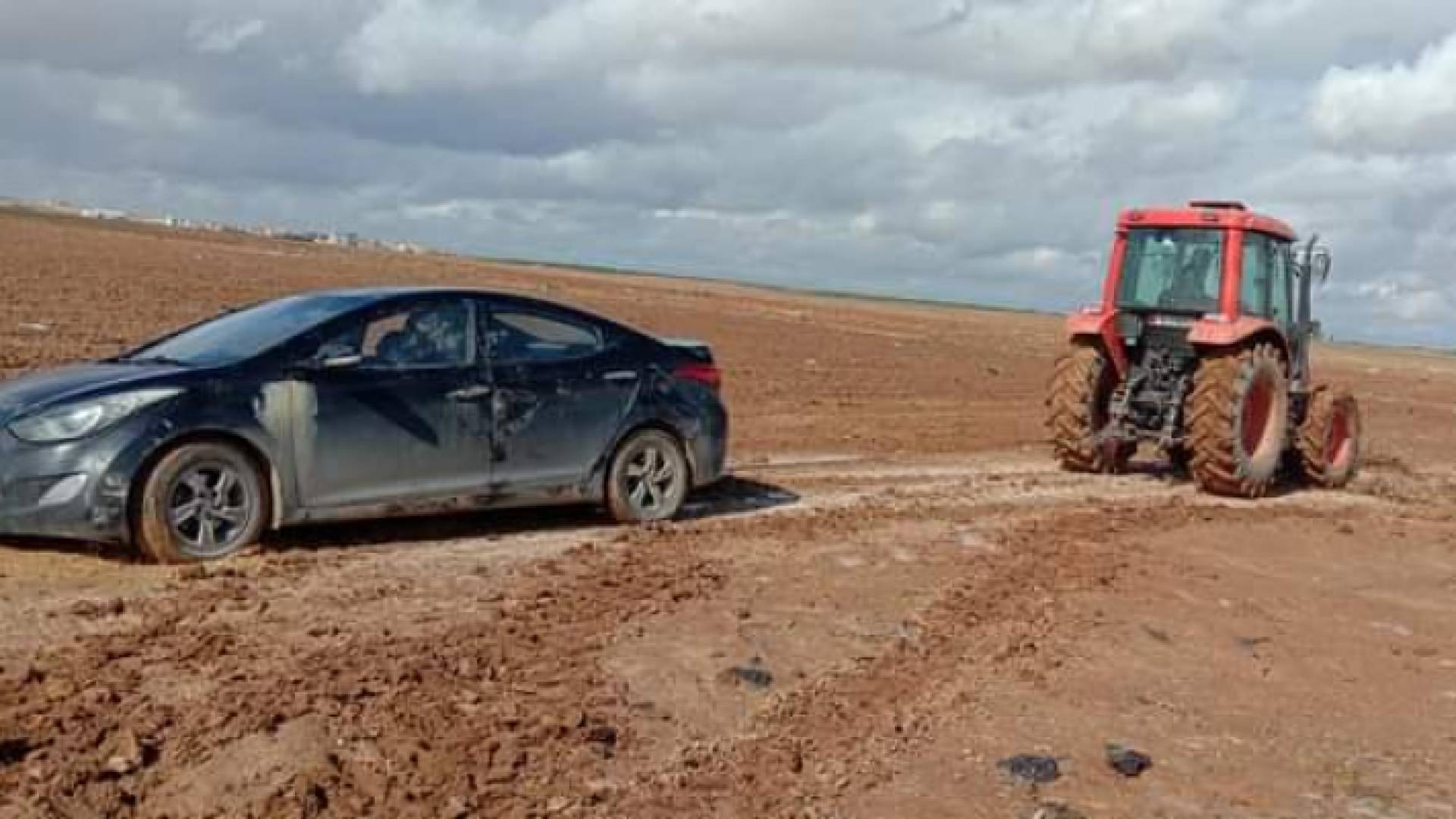 سحب سيارة عالقة في الوحل