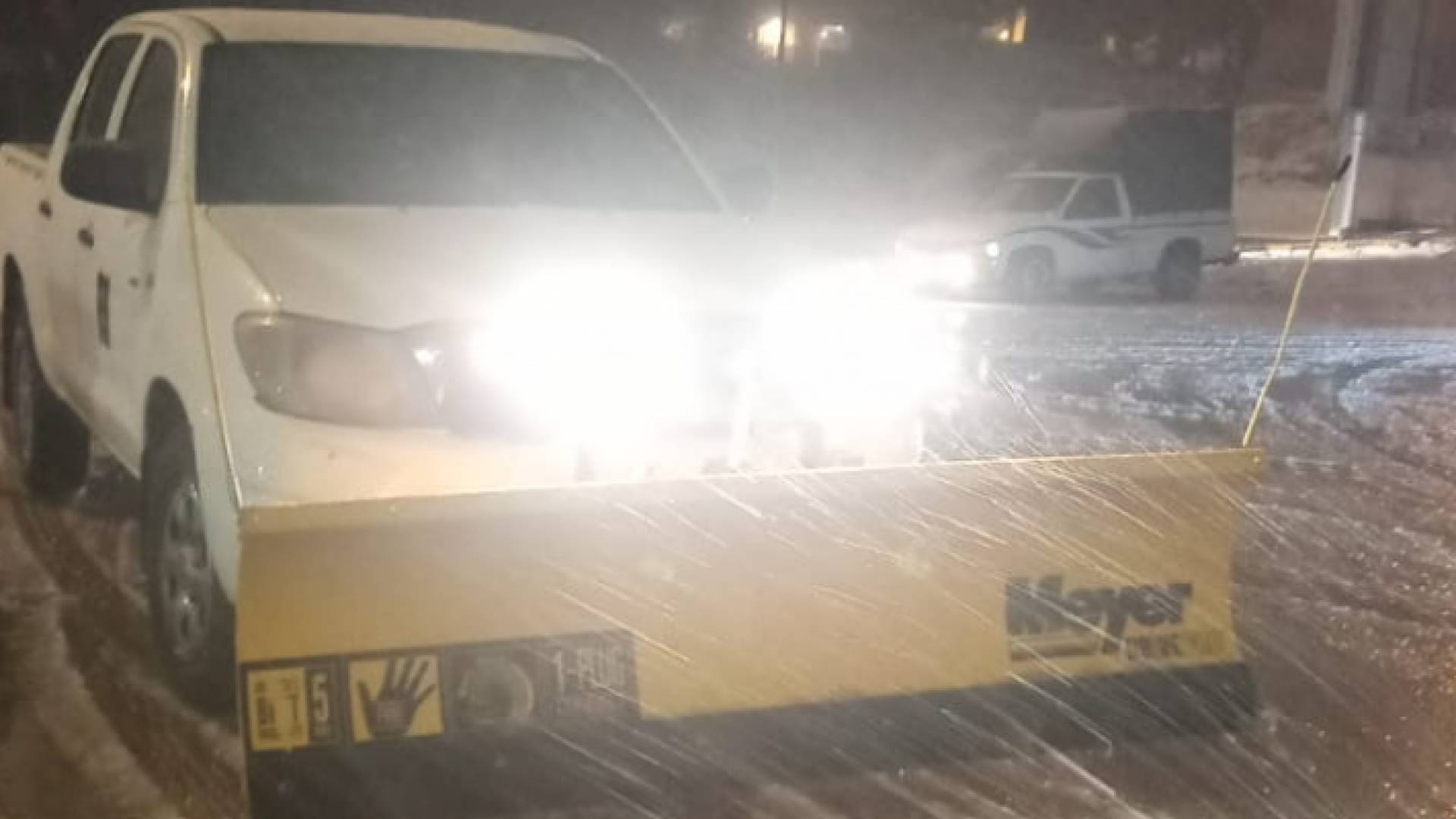 آلية تابعة لوزارة الأشغال تفتح أحد الطرق في المملكة