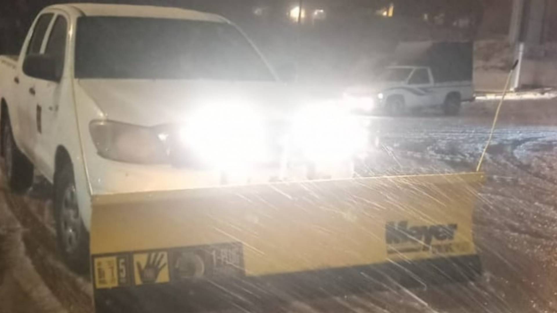 آلية تابعة لوزارة الأشغال تفتح أحد الطرق في المملكة